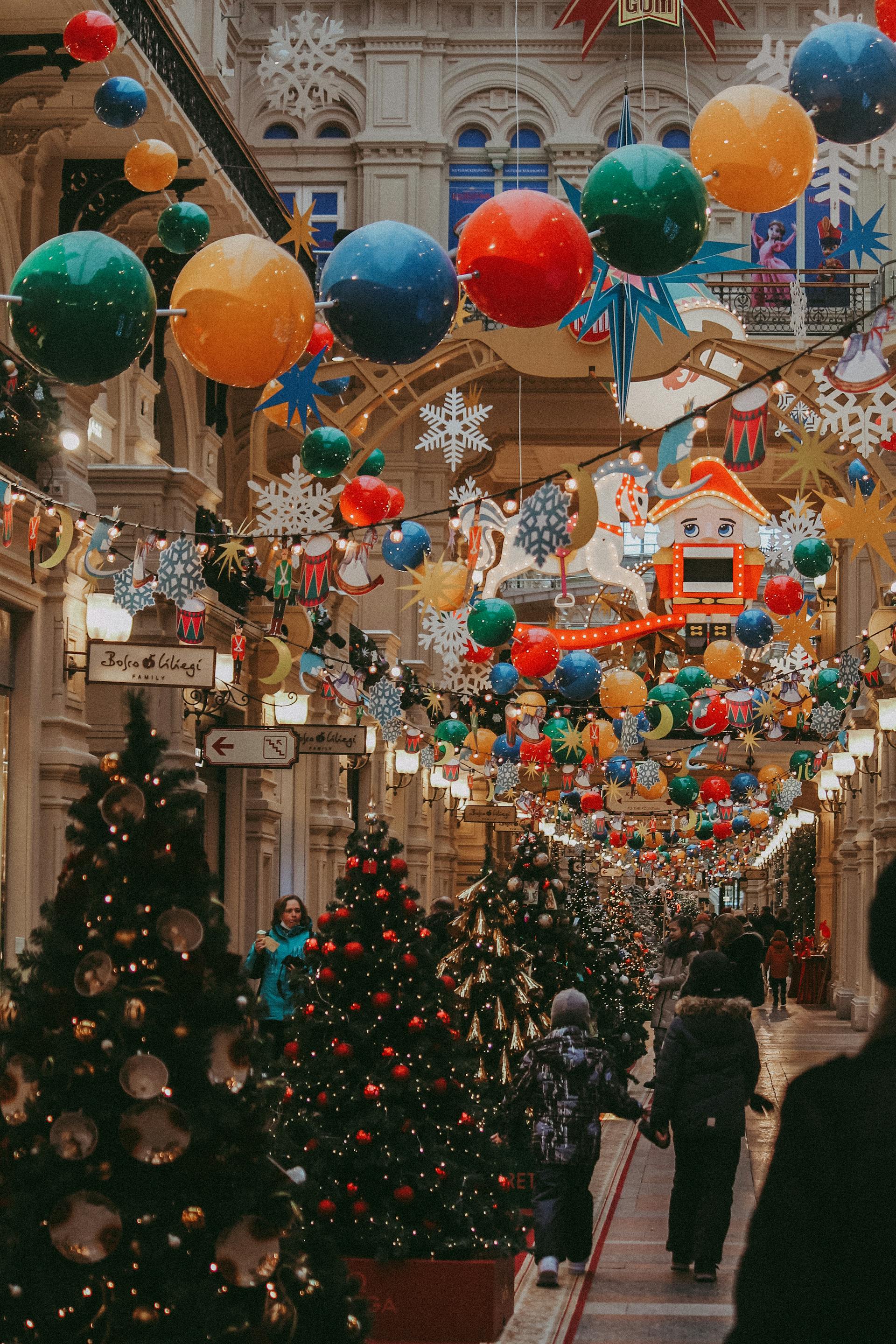 Un centro comercial decorado para Navidad | Fuente: Pexels