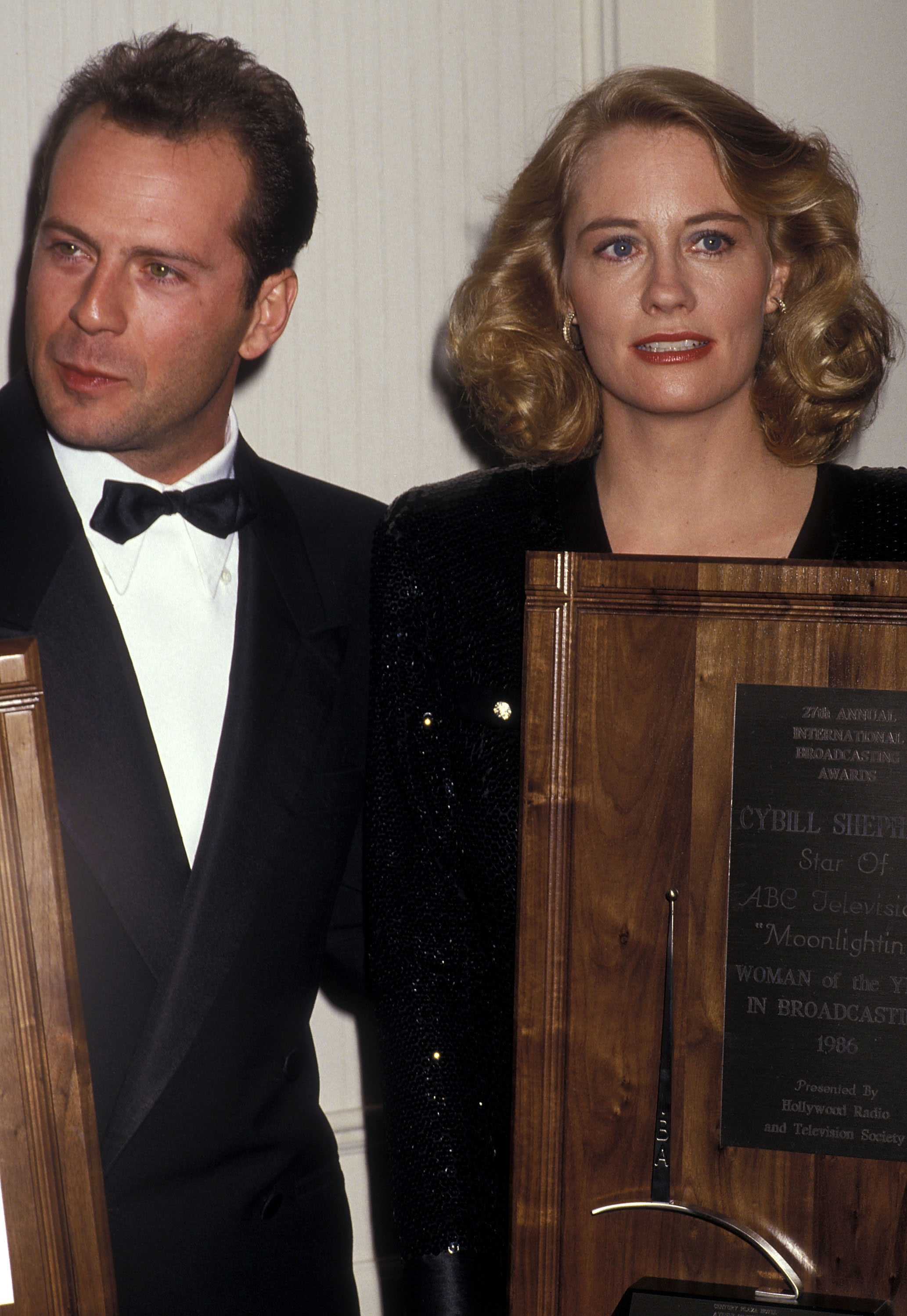 Bruce Willis y Cybill Shepherd en la 27ª entrega anual de los Premios Internacionales de Radiodifusión de la Sociedad de Radio y Televisión de Hollywood, el 17 de marzo de 1987, en Los Ángeles, California. | Fuente: Getty Images