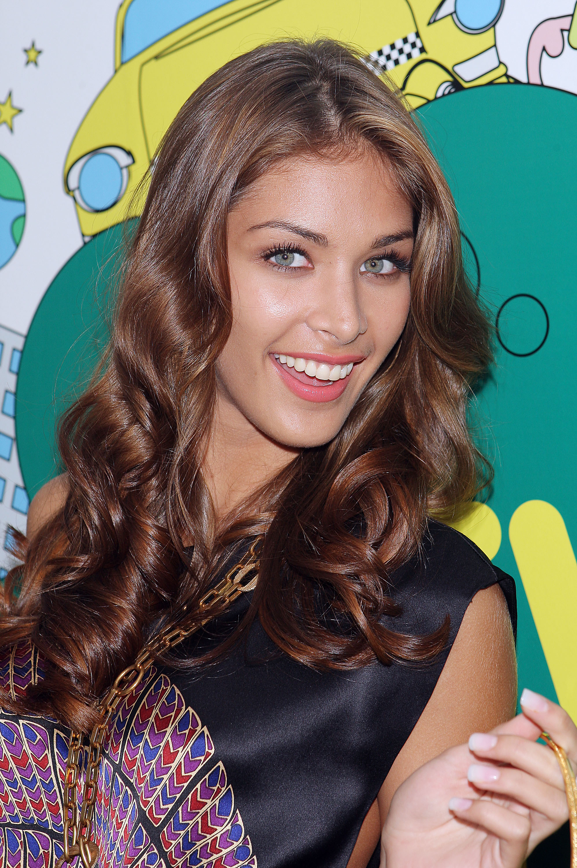 Miss Universo 2008 Dayana Mendoza posa detrás del escenario durante Total Request Live de MTV en los MTV Times Square Studios el 21 de julio de 2008 en la ciudad de Nueva York.