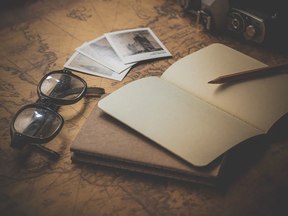 Cuaderno, gafas y lapiz para tomar notas. | Foto: Pixabay