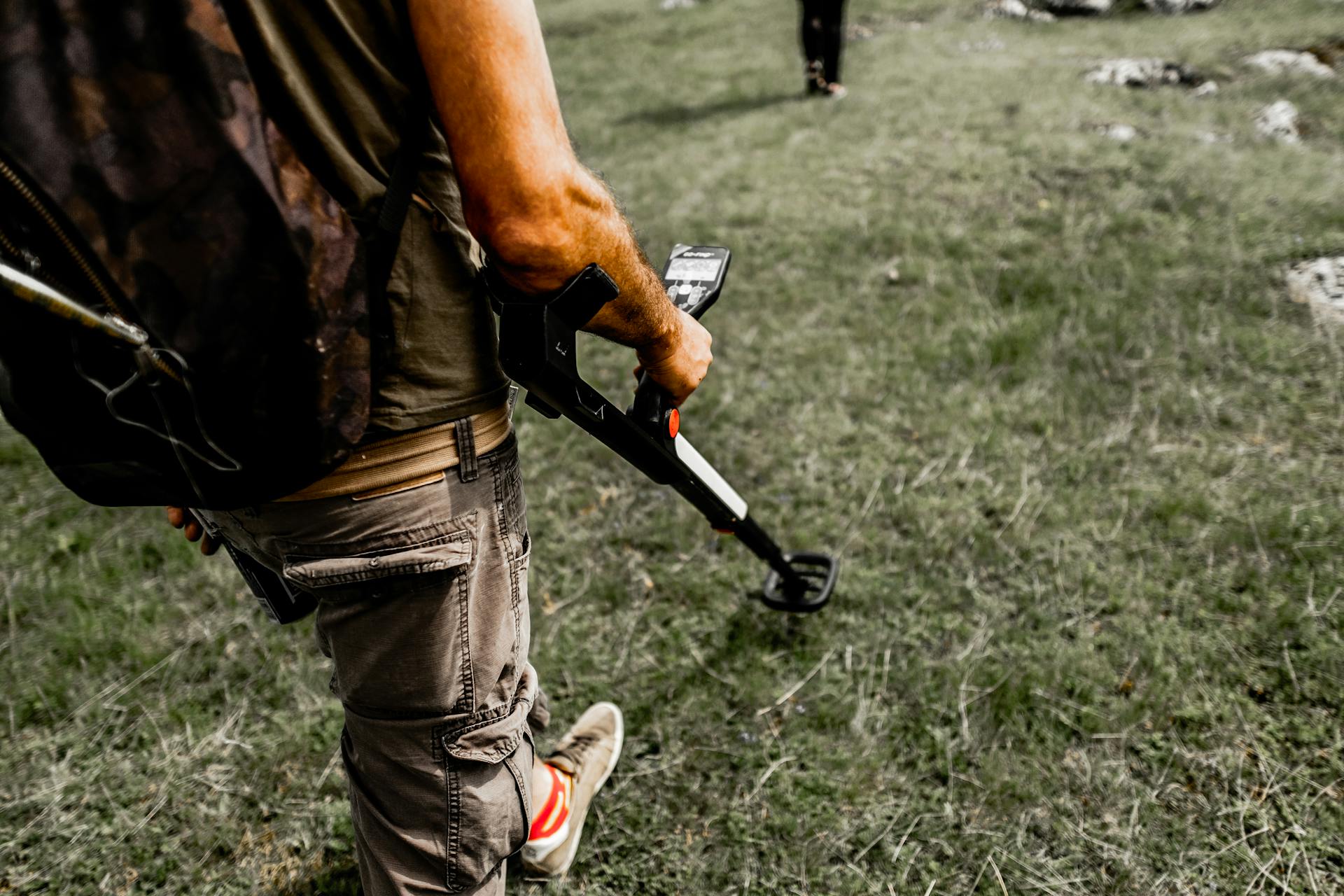 Primer plano de un hombre utilizando un detector de metales | Fuente: Pexels