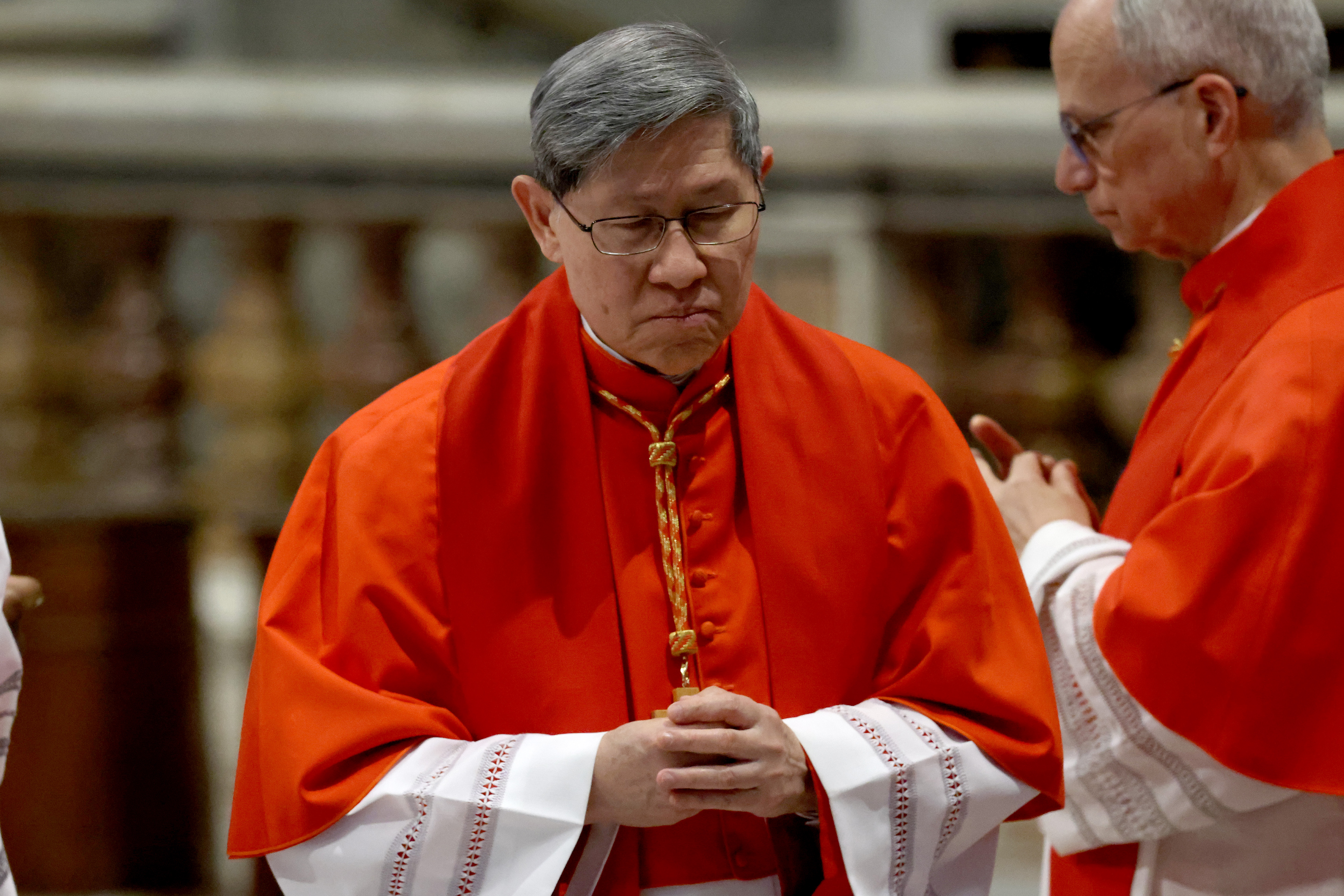 El cardenal Luis Antonio Tagle asiste a la solemne liturgia de la Pasión del Señor el Viernes Santo, 18 de abril de 2025, en la Basílica de San Pedro, Ciudad del Vaticano. | Fuente: Getty Images