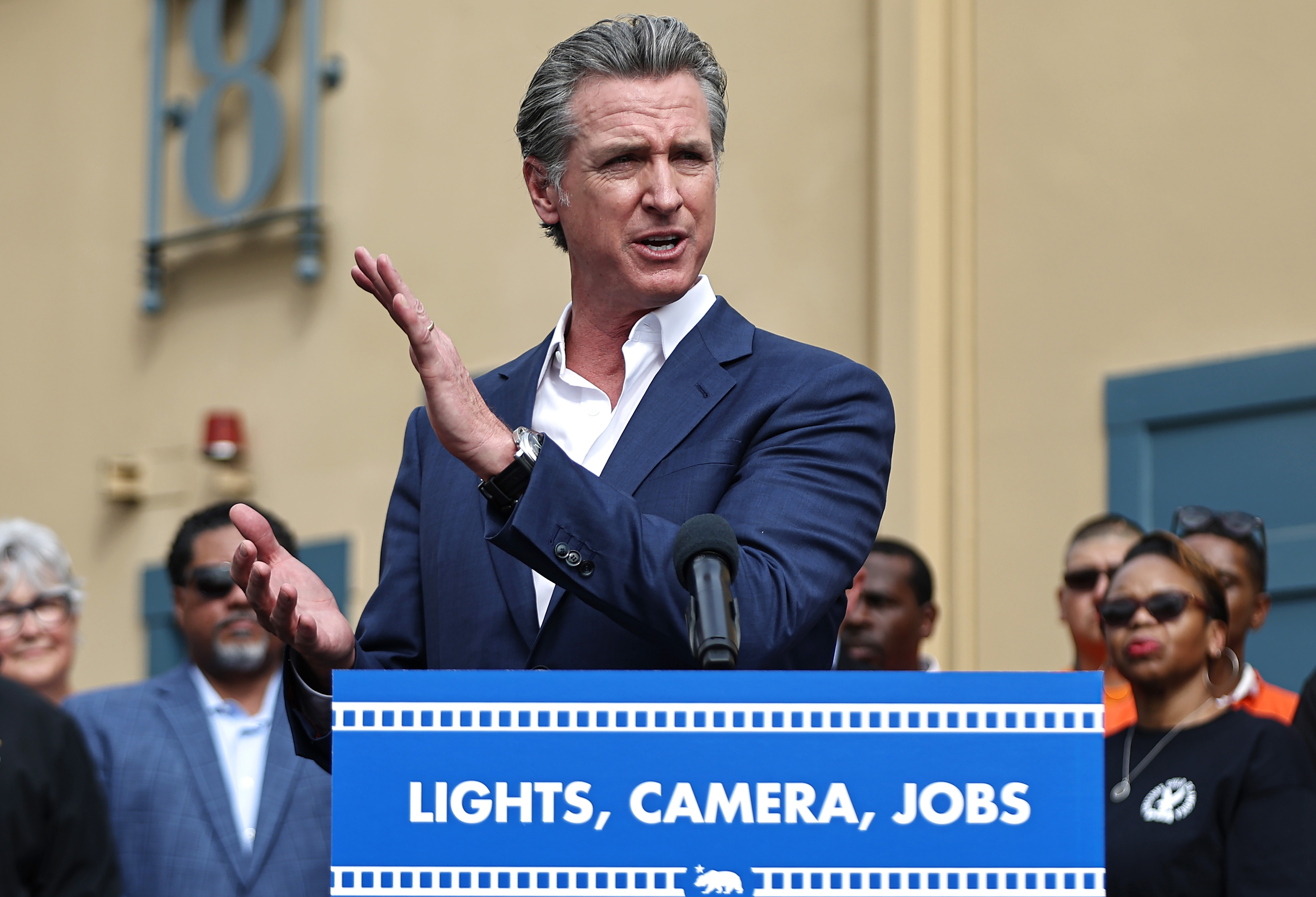 El gobernador de California Gavin Newsom habla durante una rueda de prensa en Los Ángeles, California, el 27 de octubre de 2024 | Fuente: Getty Images