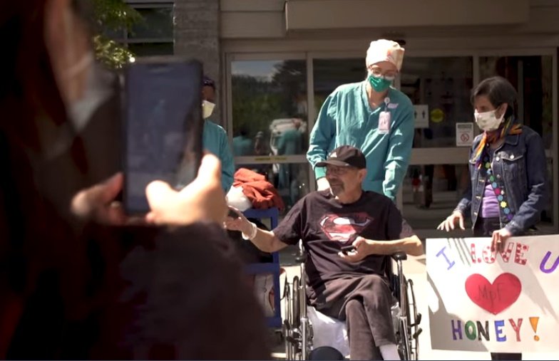 Michael Flor es recibido a las puertas del hospital por amigos y parientes. | Foto: YouTube/seattletimesdotcom