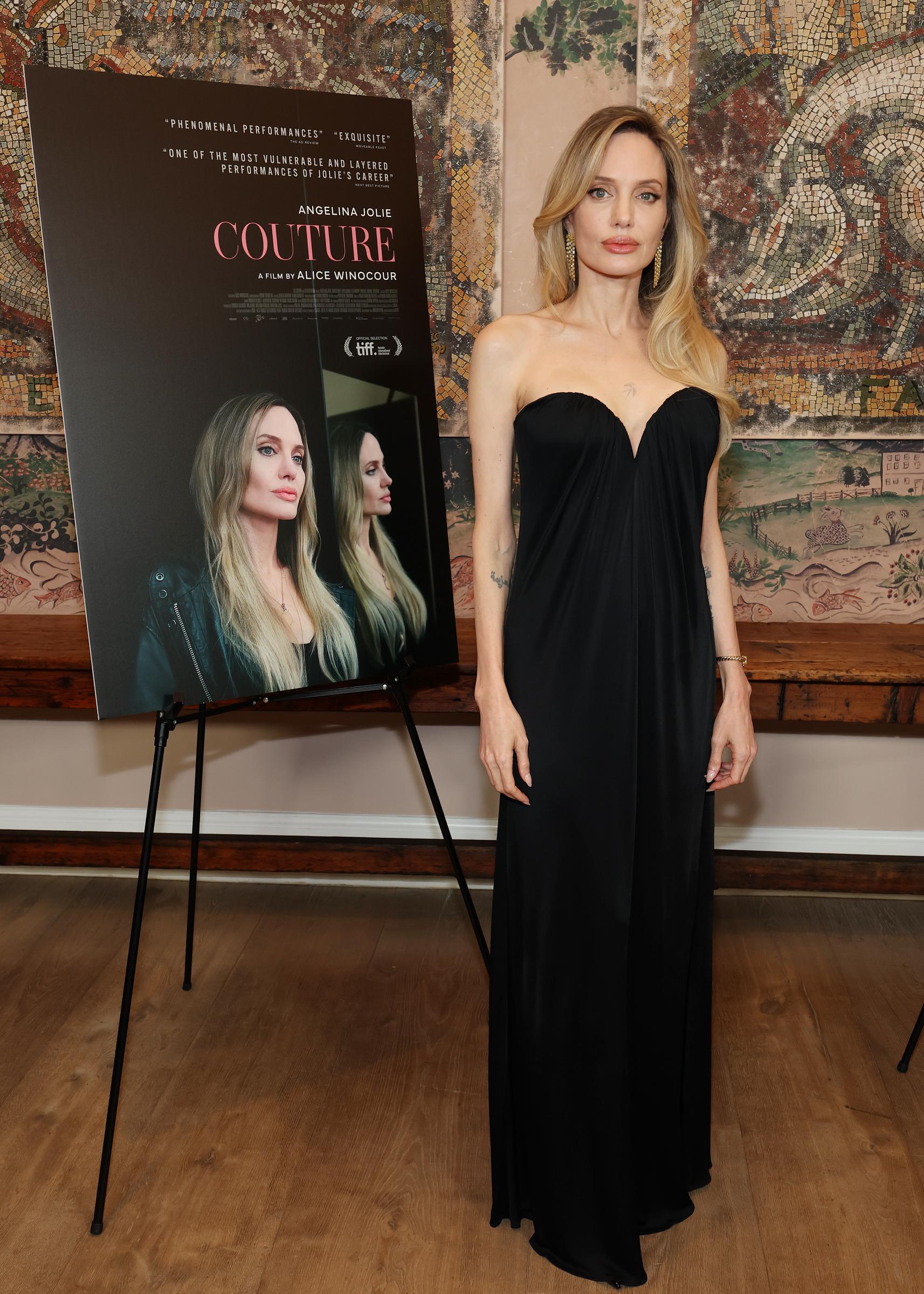 Angelina Jolie asiste a una celebración de la alta costura junto a la guionista y directora Alice Winocour en el hotel The Whitby de Nueva York el 16 de junio de 2026. | Fuente: Getty Images