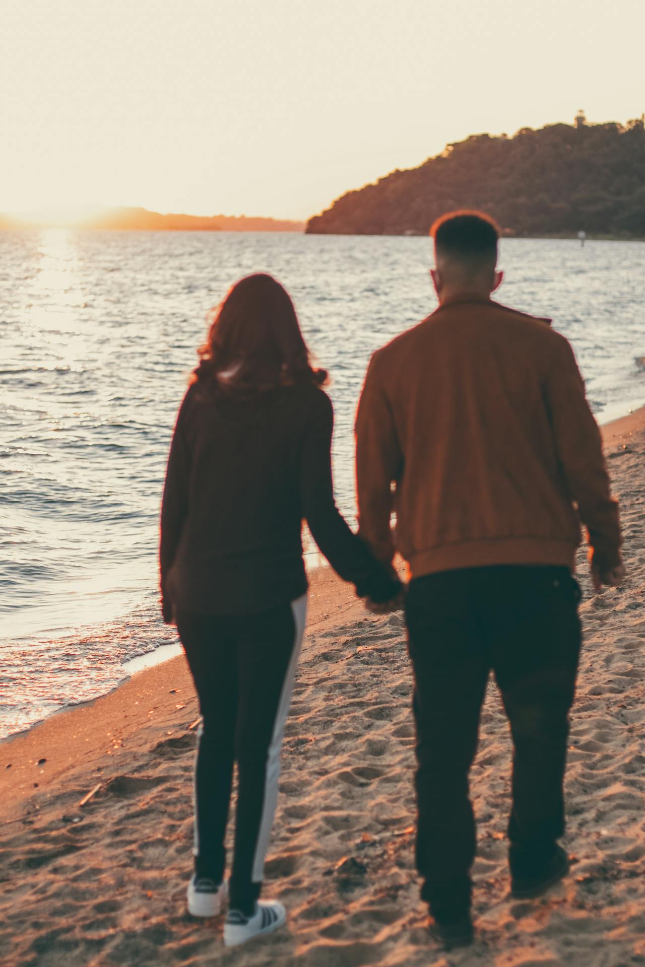 Una pareja paseando por la playa | Fuente: Pexels