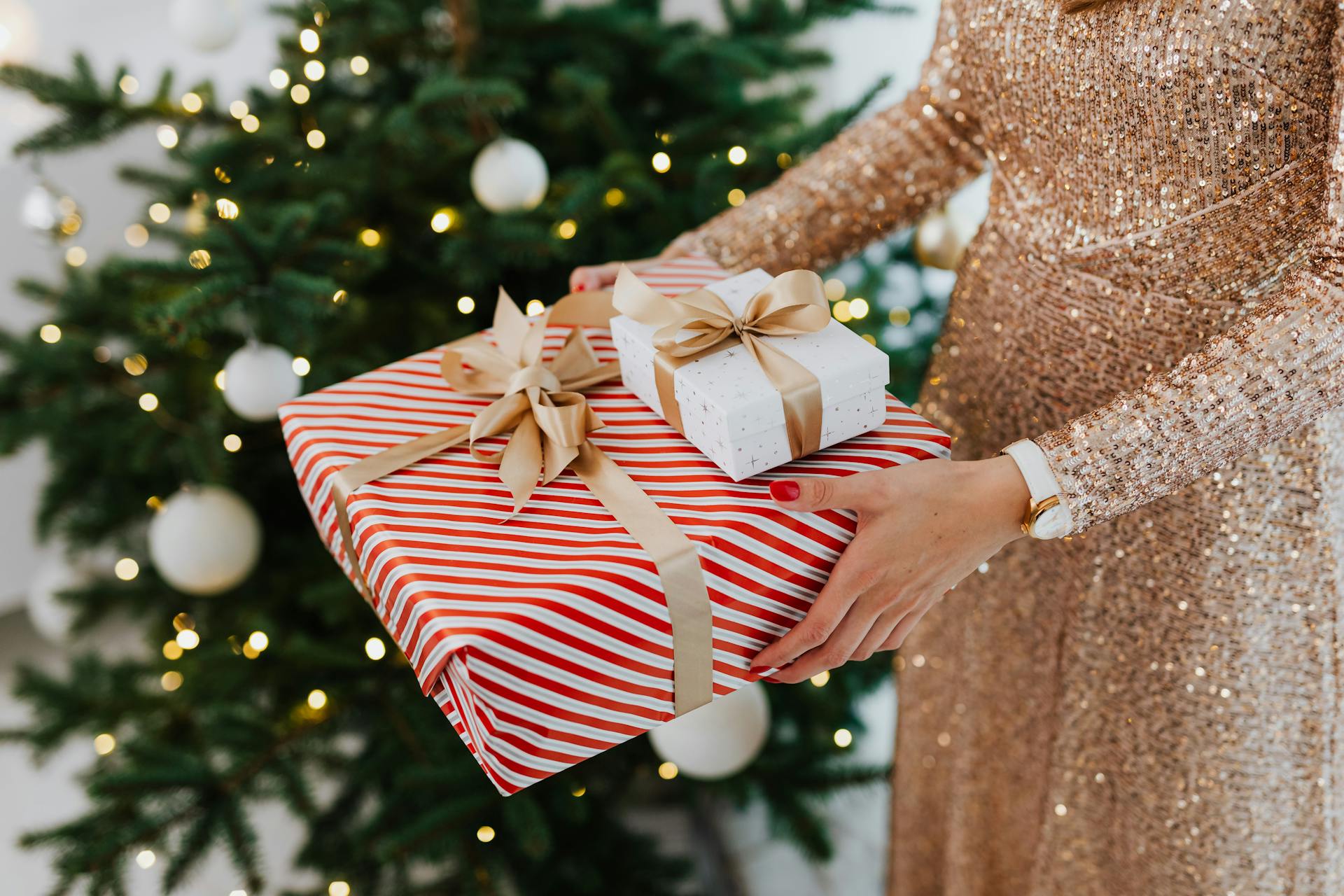 Una mujer con regalos | Fuente: Pexels