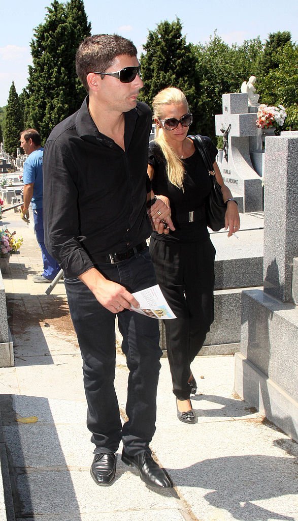 Belén Esteban y Fran Álvarez en el funeral de Pilar de Diego, en el Cementerio Almudena el 1 de agosto de 2011 en Madrid, España. | Foto: Getty Images