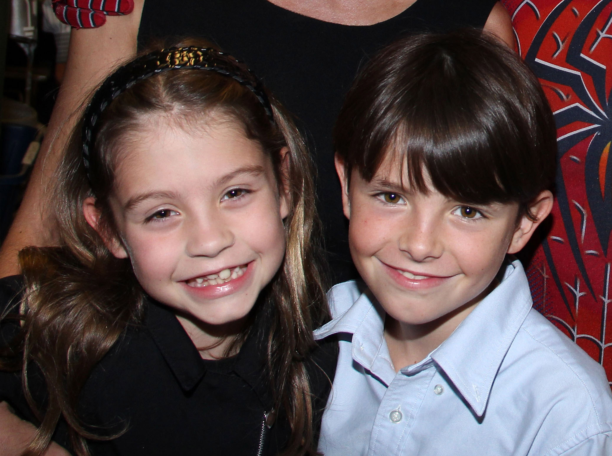 Carys y Dylan Douglas posan entre bastidores del exitoso musical "Spider-Man: Turn Off The Dark" en el Foxwood Theater el 1 de octubre de 2011 en Nueva York | Fuente: Getty Images