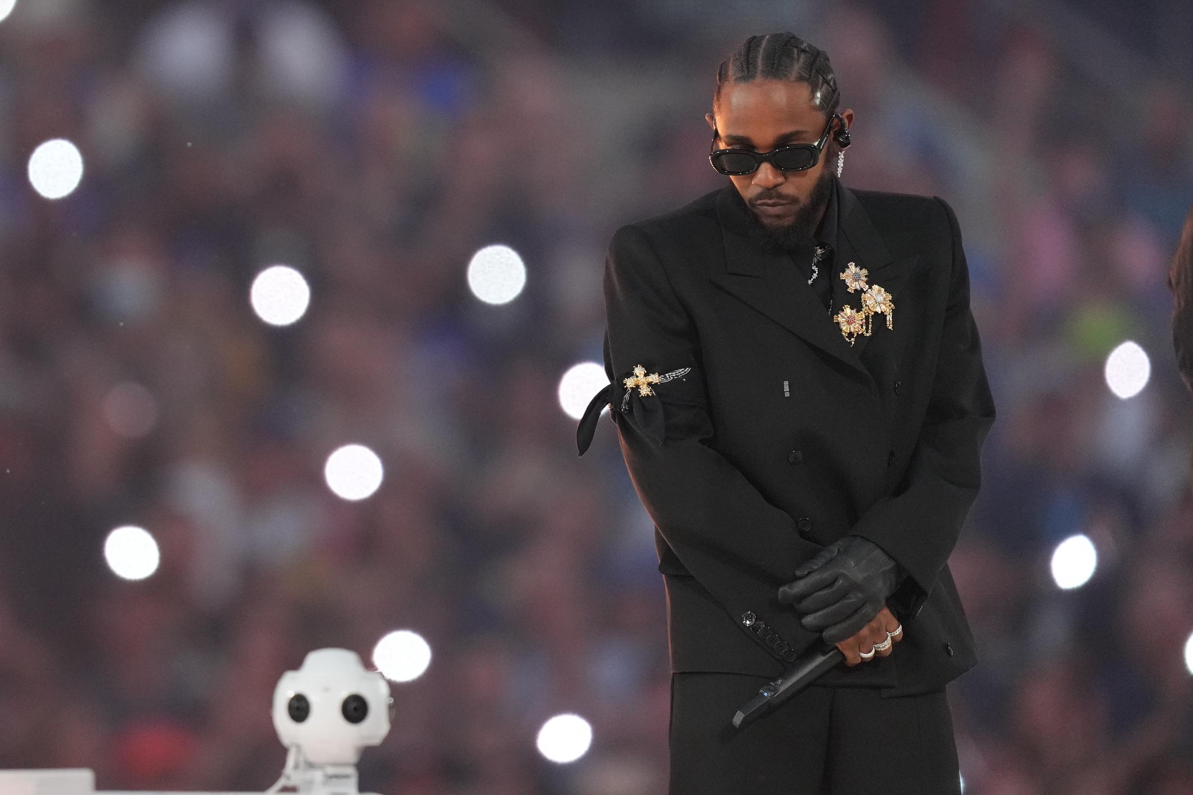 Kendrick Lamar actuando durante la Super Bowl LVI de la NFL el 13 de febrero de 2022, en Inglewood, California. | Fuente: Getty Images