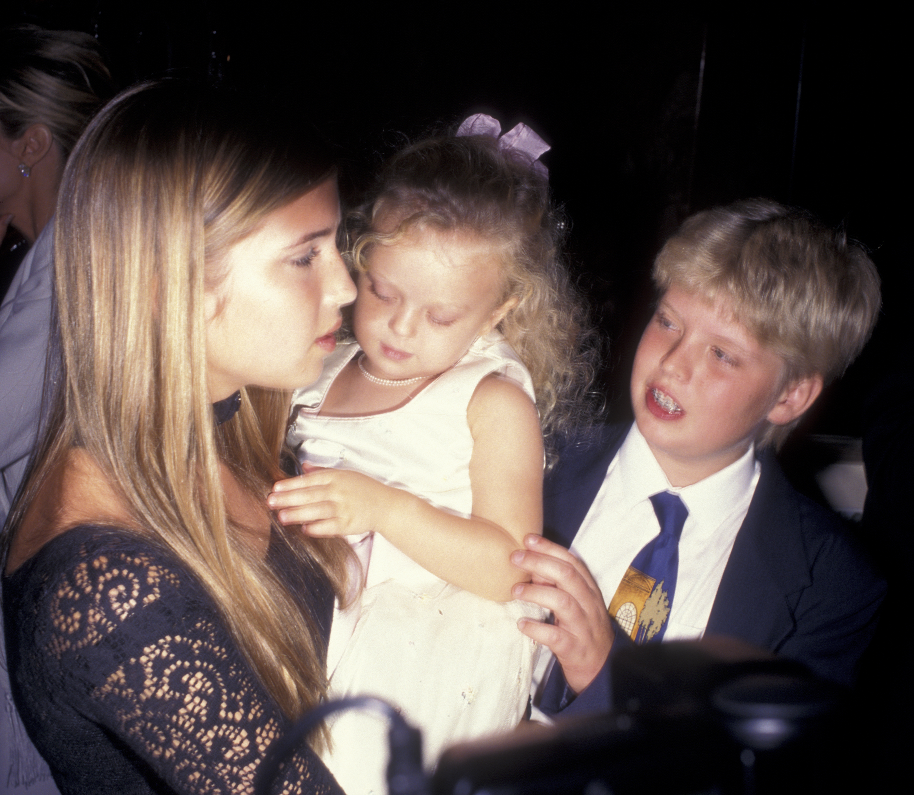 Ivanka y Eric Trump con su hermana menor en la fiesta del 50 cumpleaños de su padre, el 13 de junio de 1996, en la Torre Trump de Nueva York | Fuente: Getty Images