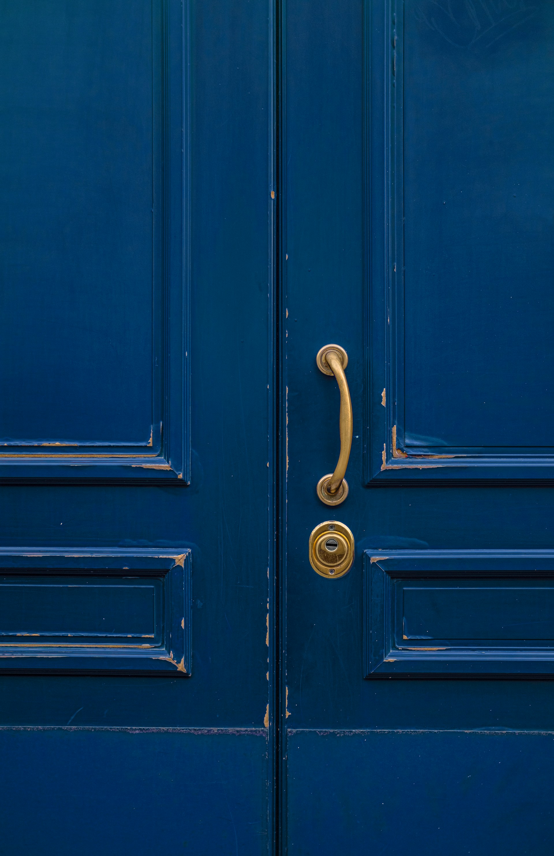 Una puerta azul | Fuente: Unsplash