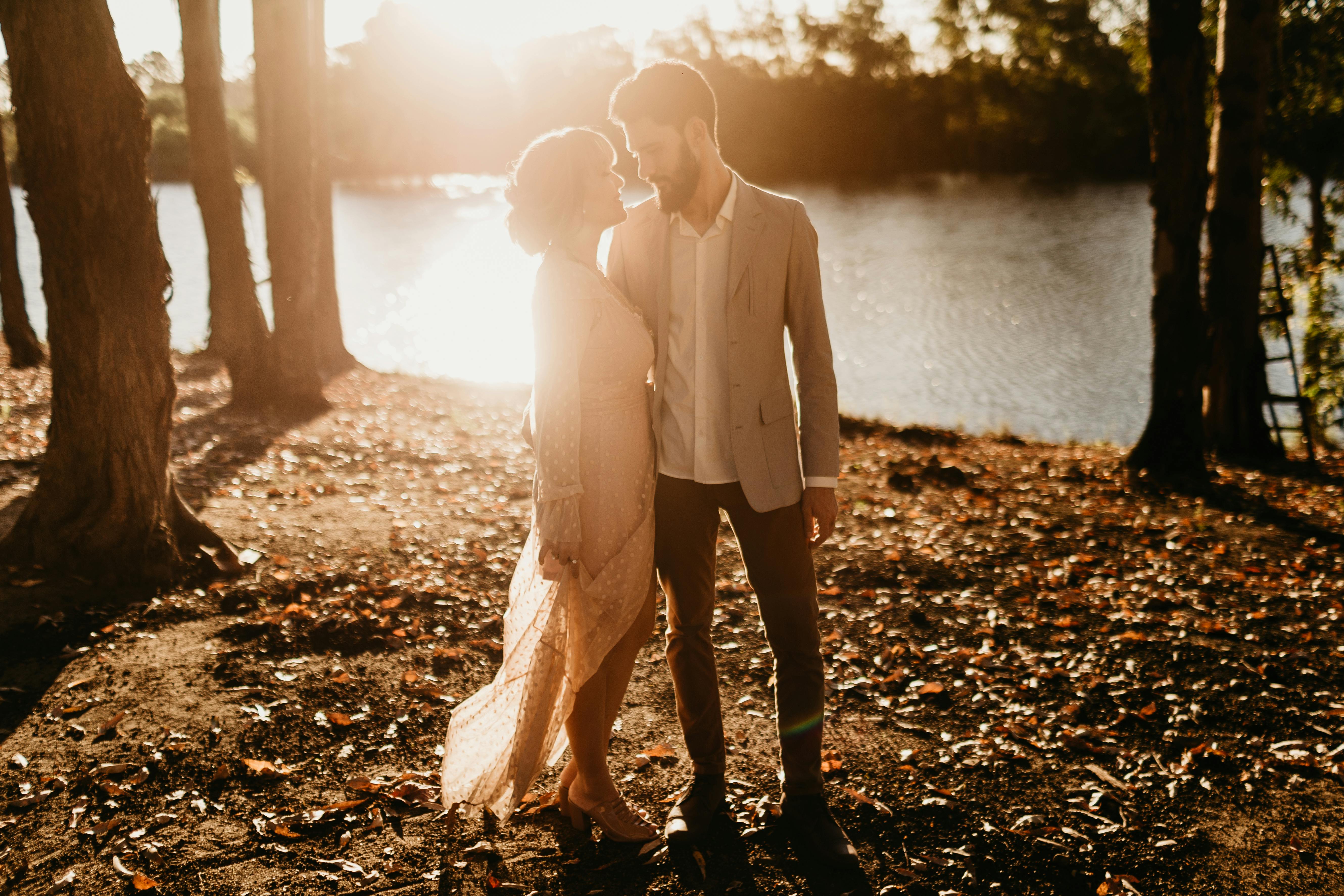 Una pareja compartiendo un momento feliz al atardecer | Fuente: Pexels