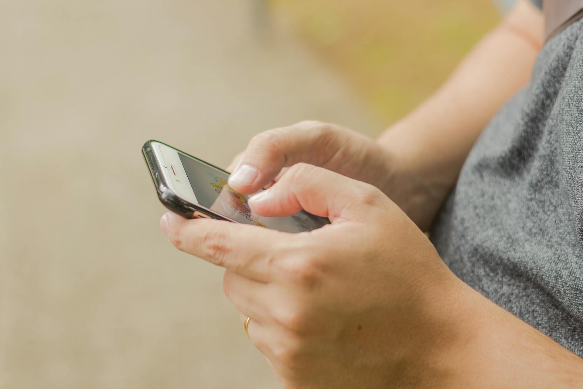 Un hombre usando su teléfono | Fuente: Pexels