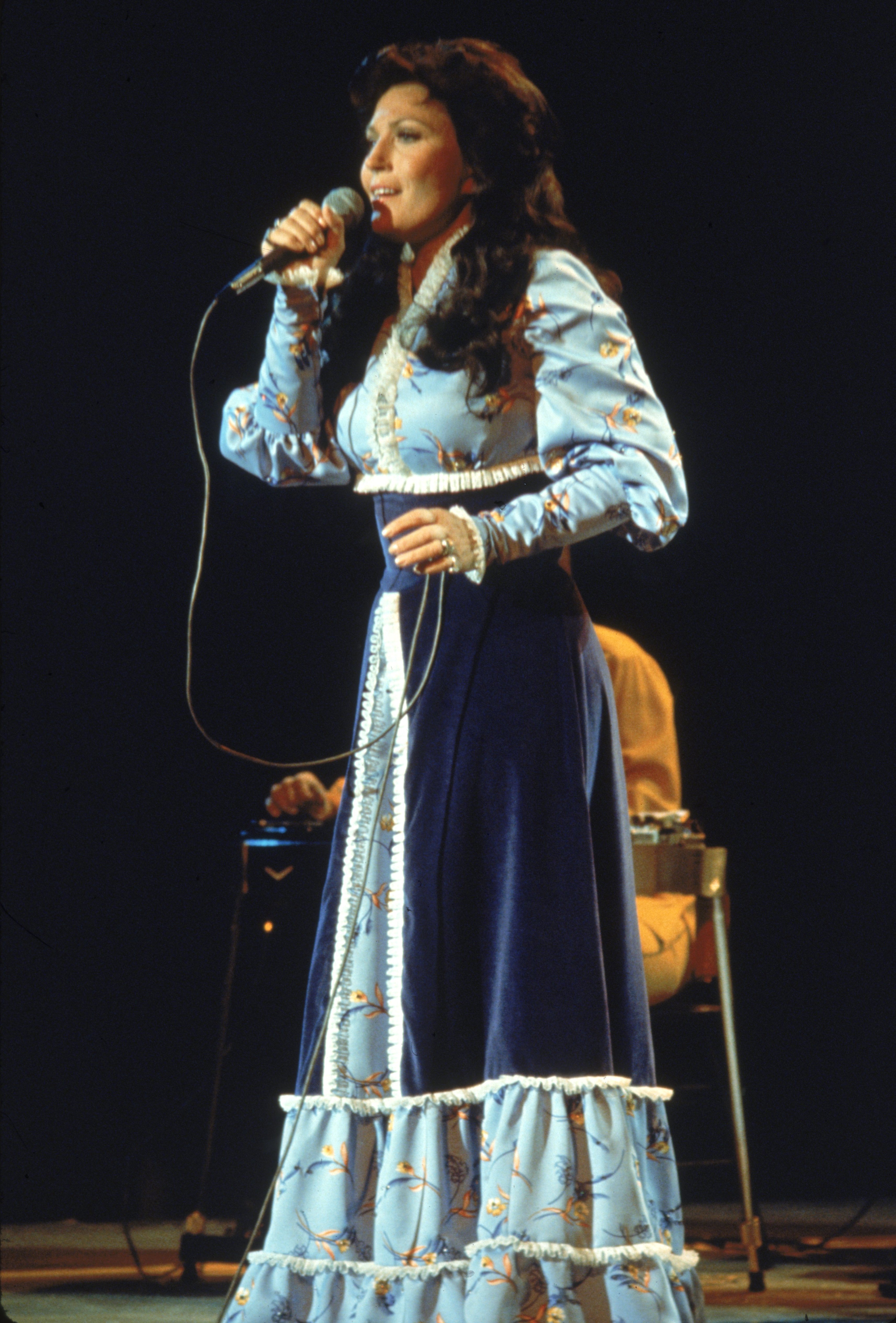 Loretta Lynn actúa en escena con un vestido largo en 1980 | Foto: Getty Images