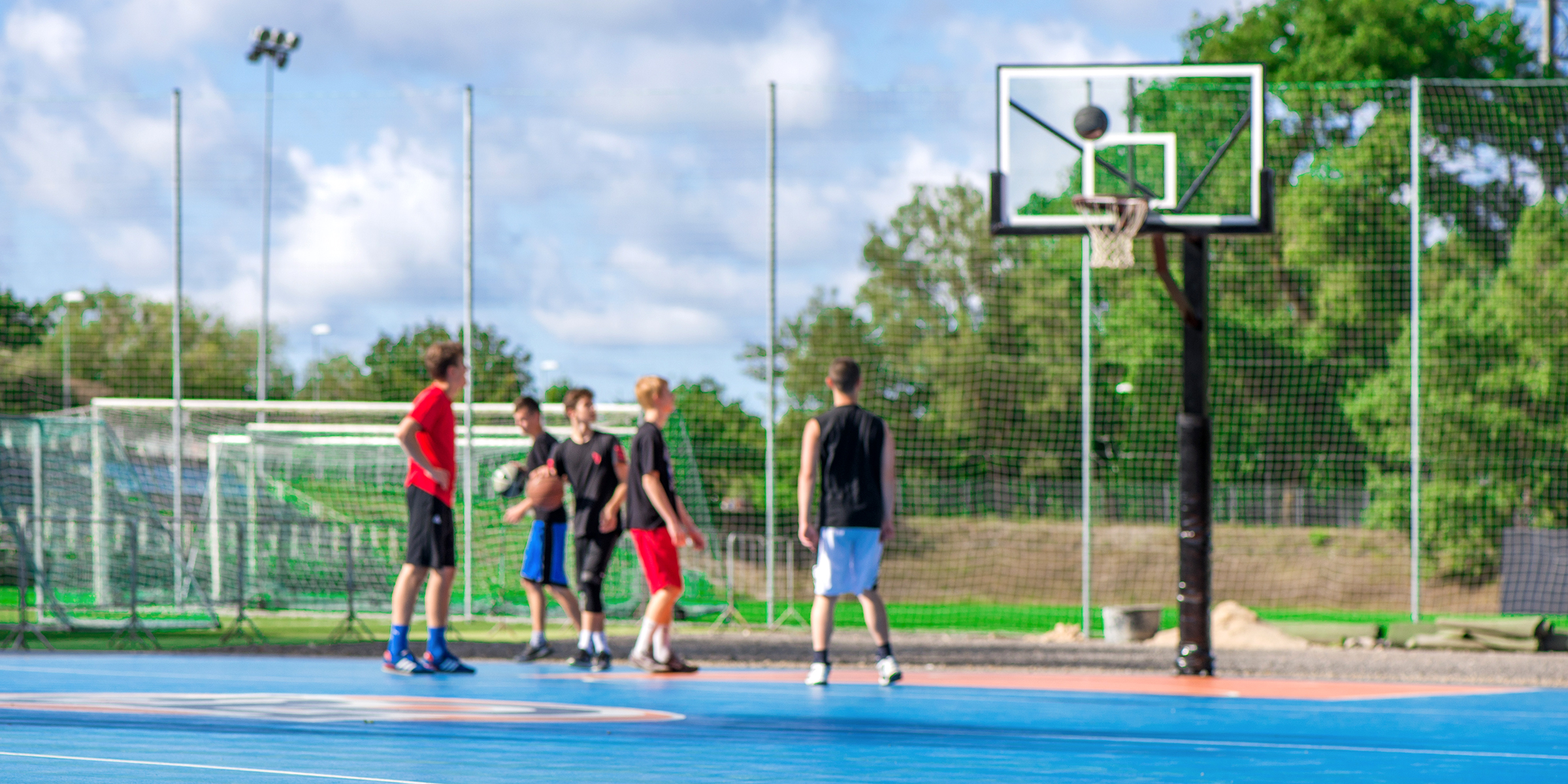 Unos colegiales jugando al baloncesto | Fuente: Shutterstock