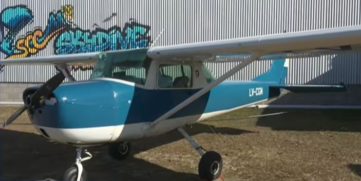 Avioneta de la escuela "Flying Parrot" | Fuente: YouTube/lanacion