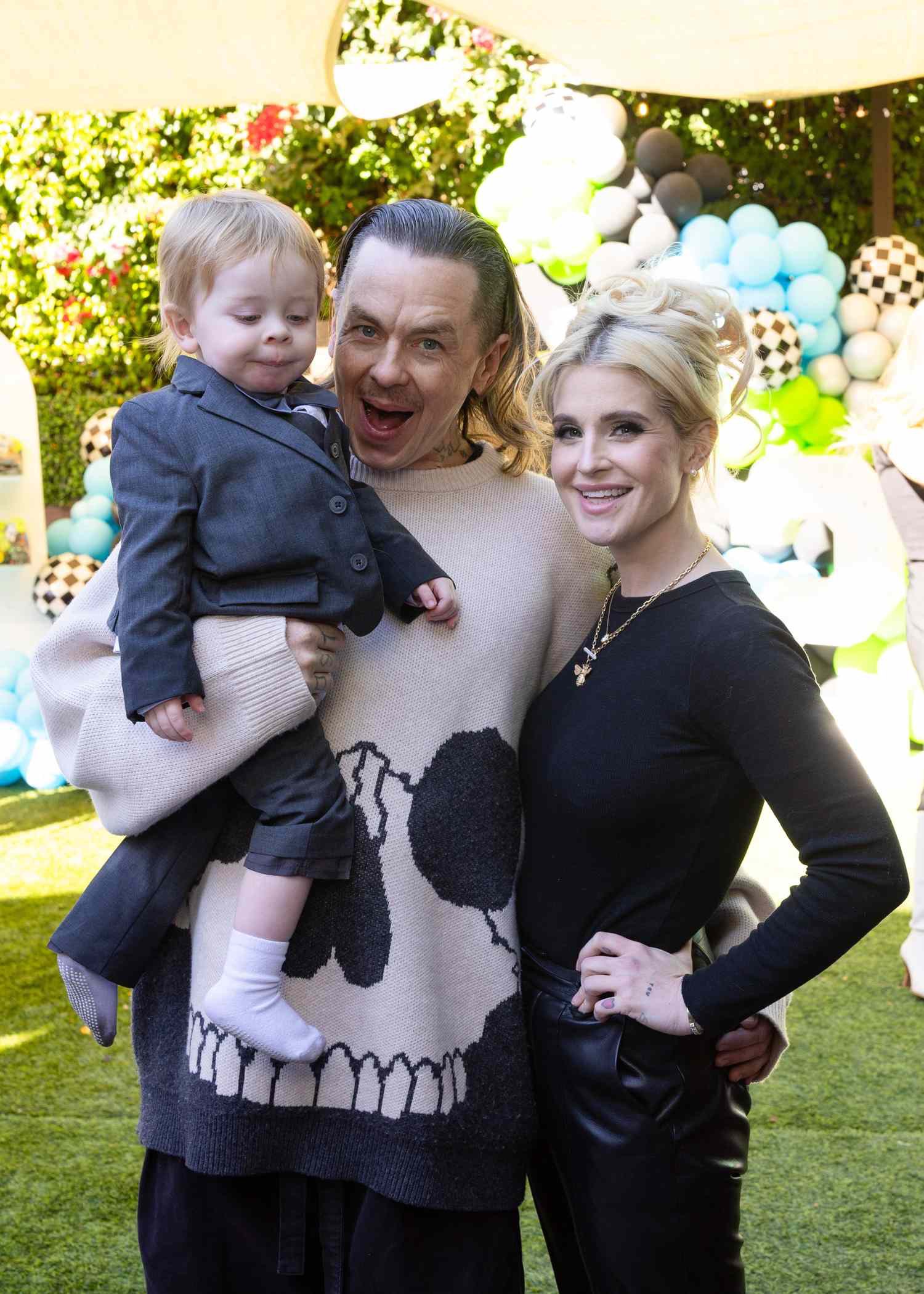 Kelly Osbourne y Sid Wilson compartieron un momento familiar muy feliz con su hijo Sidney en una celebración al aire libre, posando juntos antes de que su compromiso llegara a su fin. | Fuente: Getty Images
