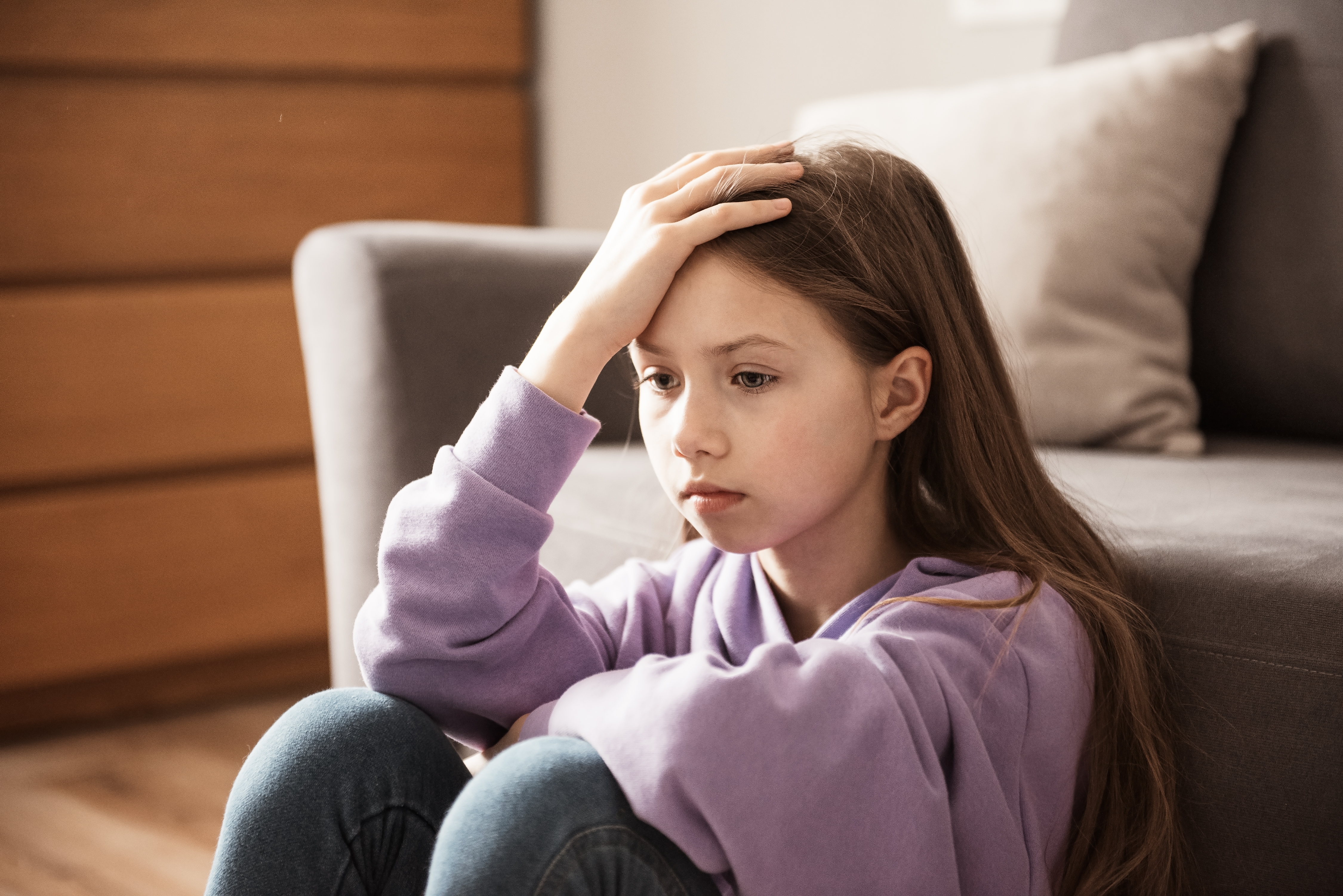 Una adolescente deprimida aparece sentada en una habitación. | Foto: Shutterstock