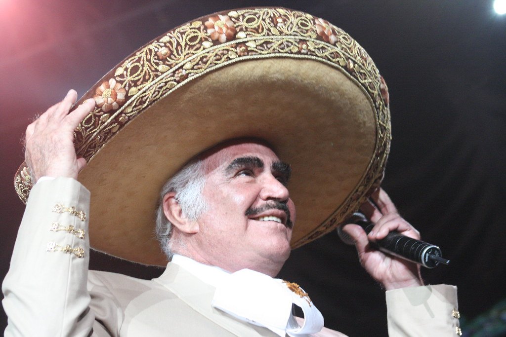 Vicente Fernández se prepara para comenzar a cantar en concierto | Foto: Flickr