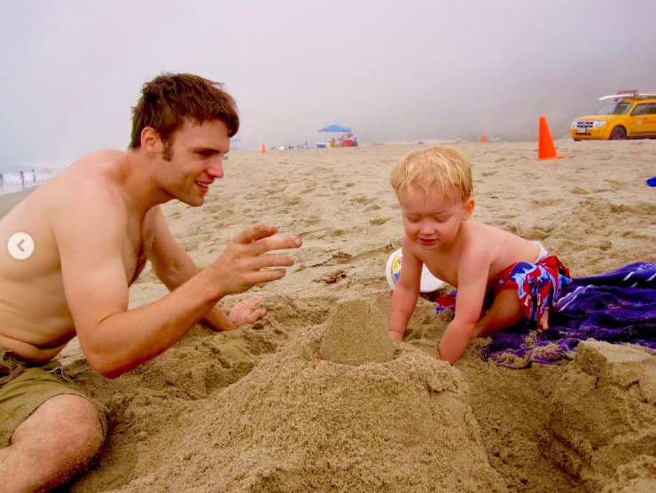 Seth Gabel y Theodore Howard-Gabel jugando en la playa en un post fechado el 16 de febrero de 2023 | Fuente: Instagram/stealthgabel
