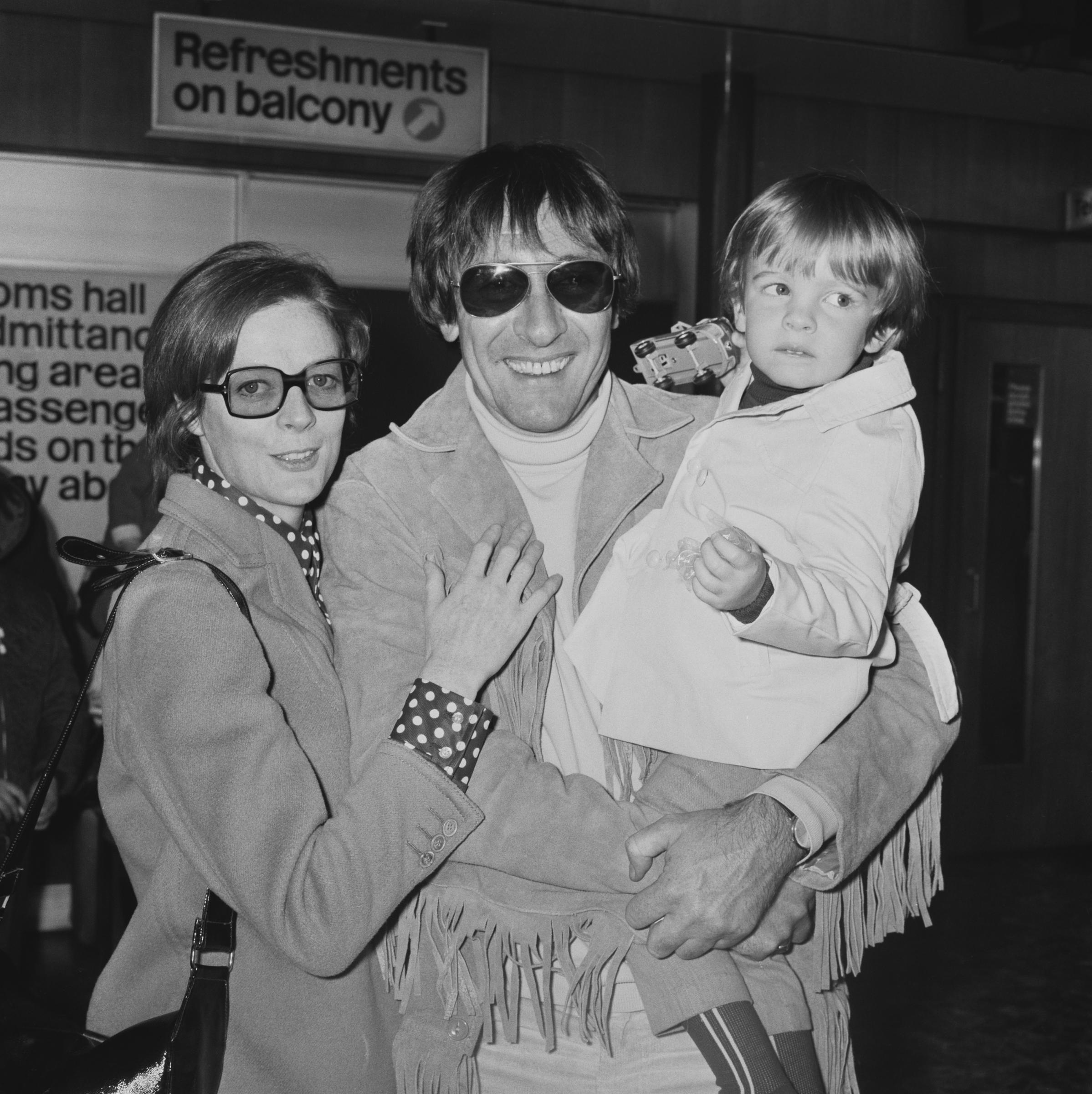 Maggie Smith, Robert Stephens y Chris Larkin fotografiados el 3 de marzo de 1970 | Fuente: Getty Images