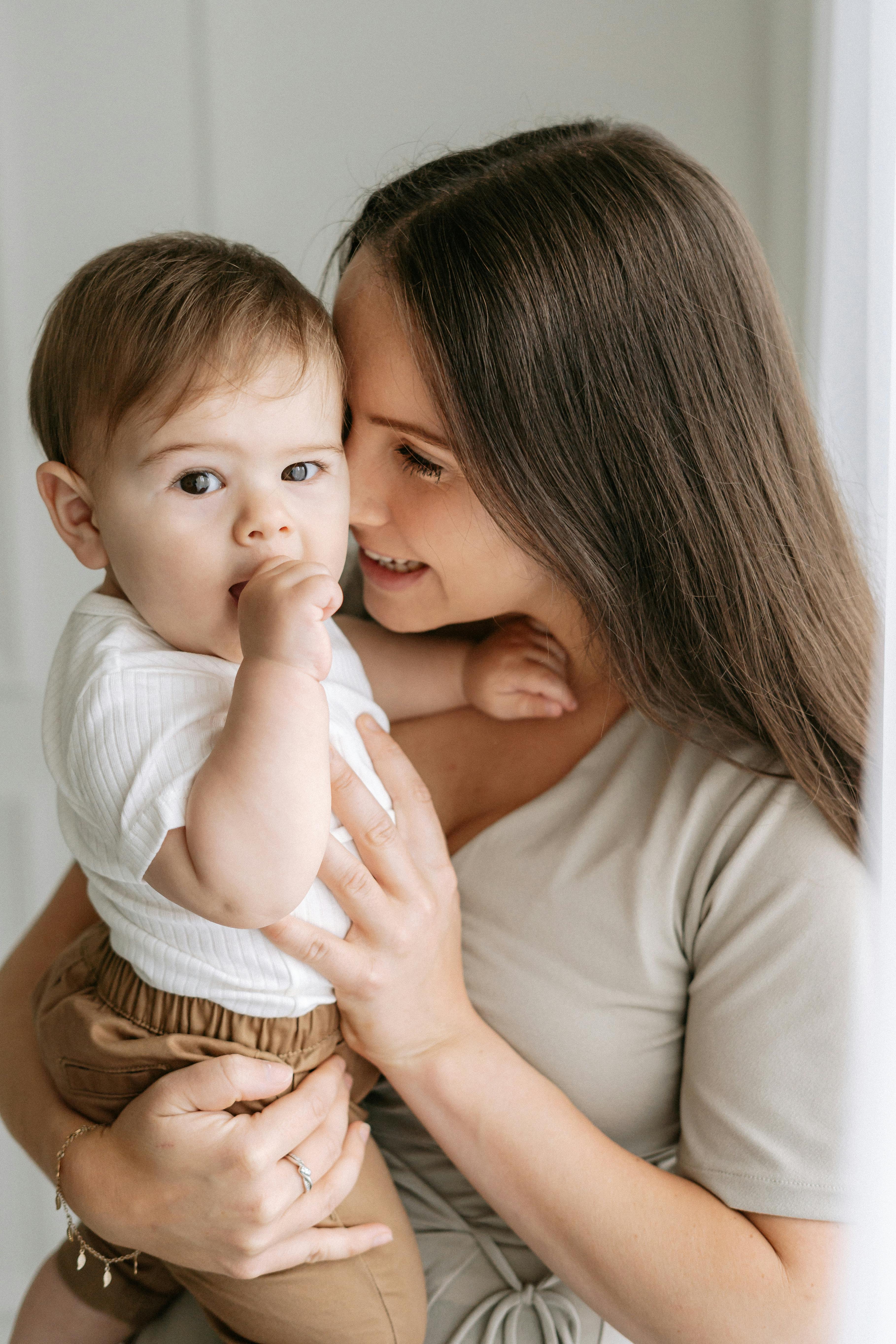 Una madre feliz con su hijo | Fuente: Pexels