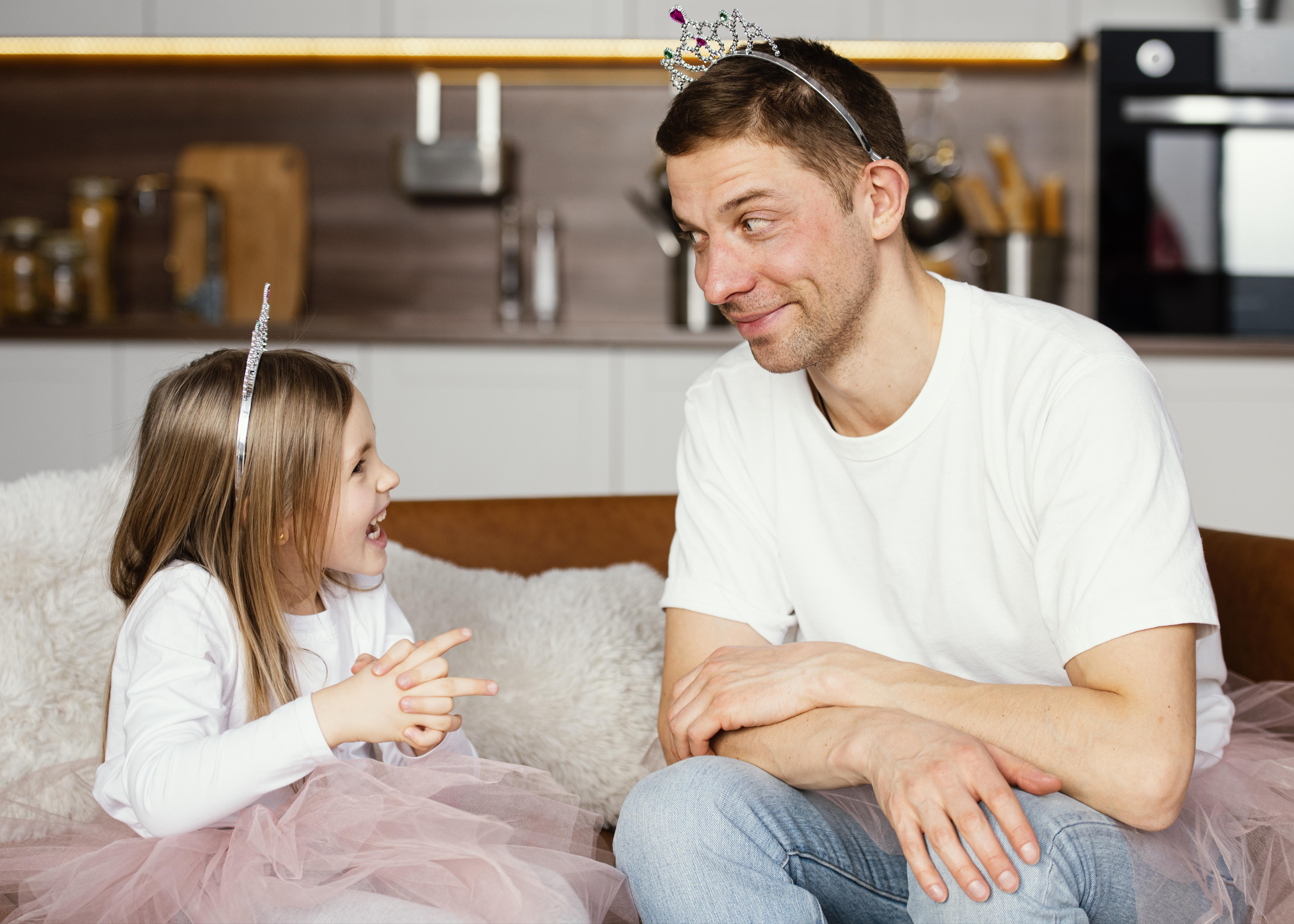 Un hombre hablando con su hija pequeña | Fuente: Freepik