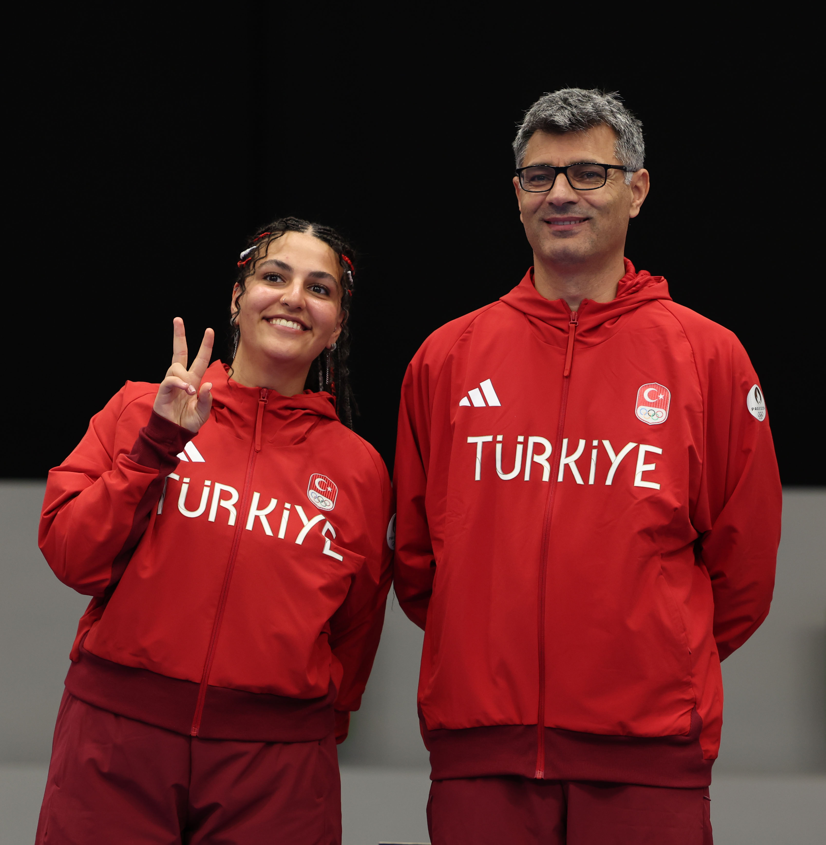 Sevval Ilayda Tarhan y Yusuf Dikeç del Equipo de Turquía posan en el podio durante la ceremonia de entrega de medallas del Equipo Mixto de Pistola de Aire 10m de Tiro en los Juegos Olímpicos de París el 30 de julio de 2024, en Chateauroux, Francia | Fuente: Getty Images