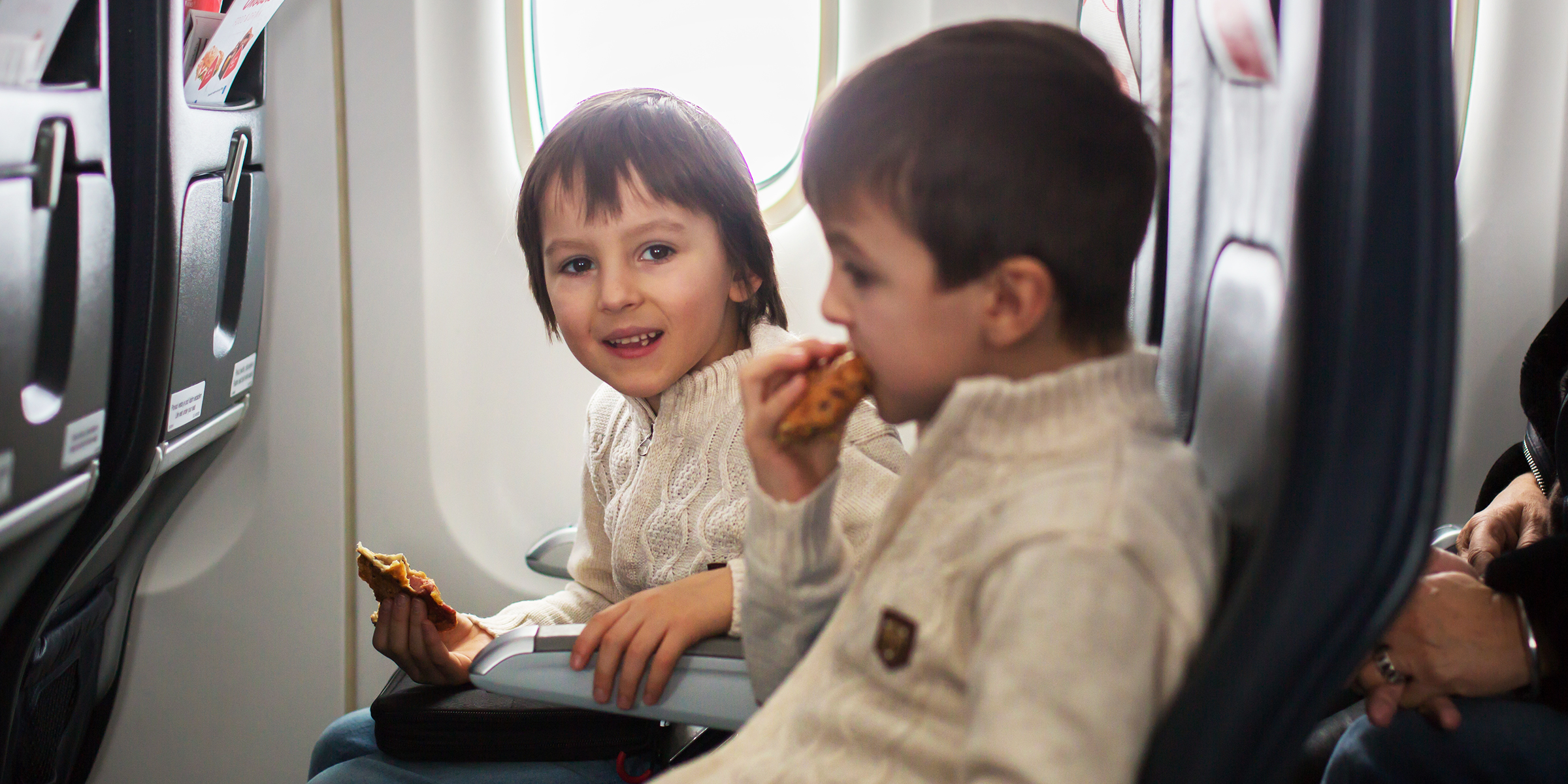 Niños en un avión | Fuente: Shutterstock