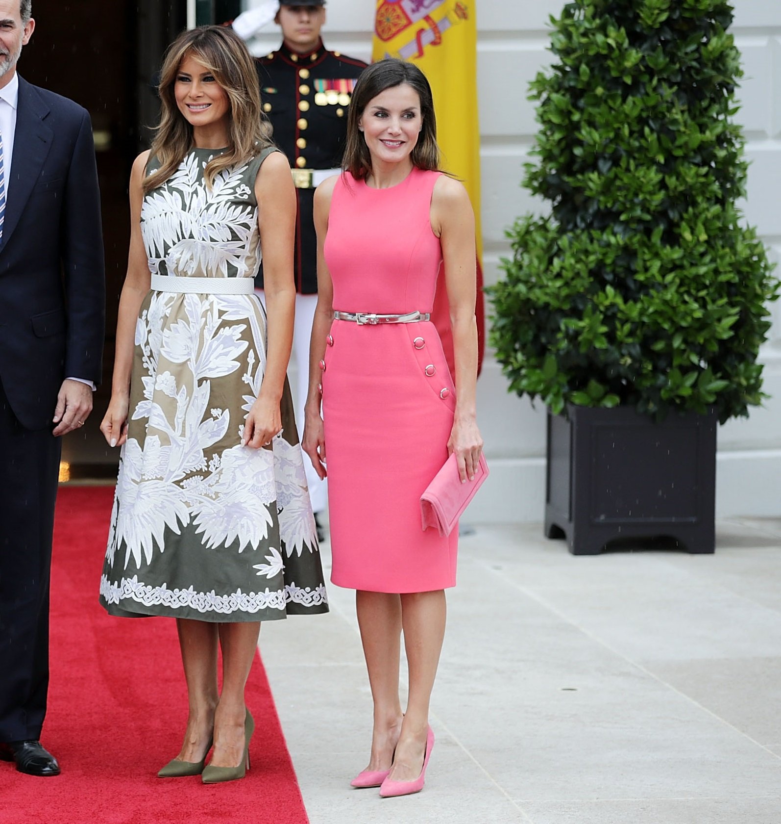 Primera Dama Melania Trump y Reina Letizia de España posan frente a la Casa Blanca el 19 de junio de 2018 en Washington, D.C. || Fuente: Getty Images
