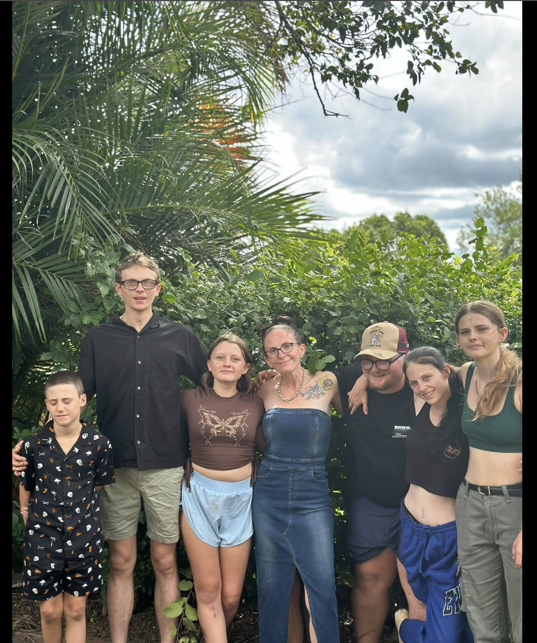Pheobe Bishop aparece con su familia, en una foto fechada el 18 de mayo de 2025 | Fuente: Facebook/kyliezbishop