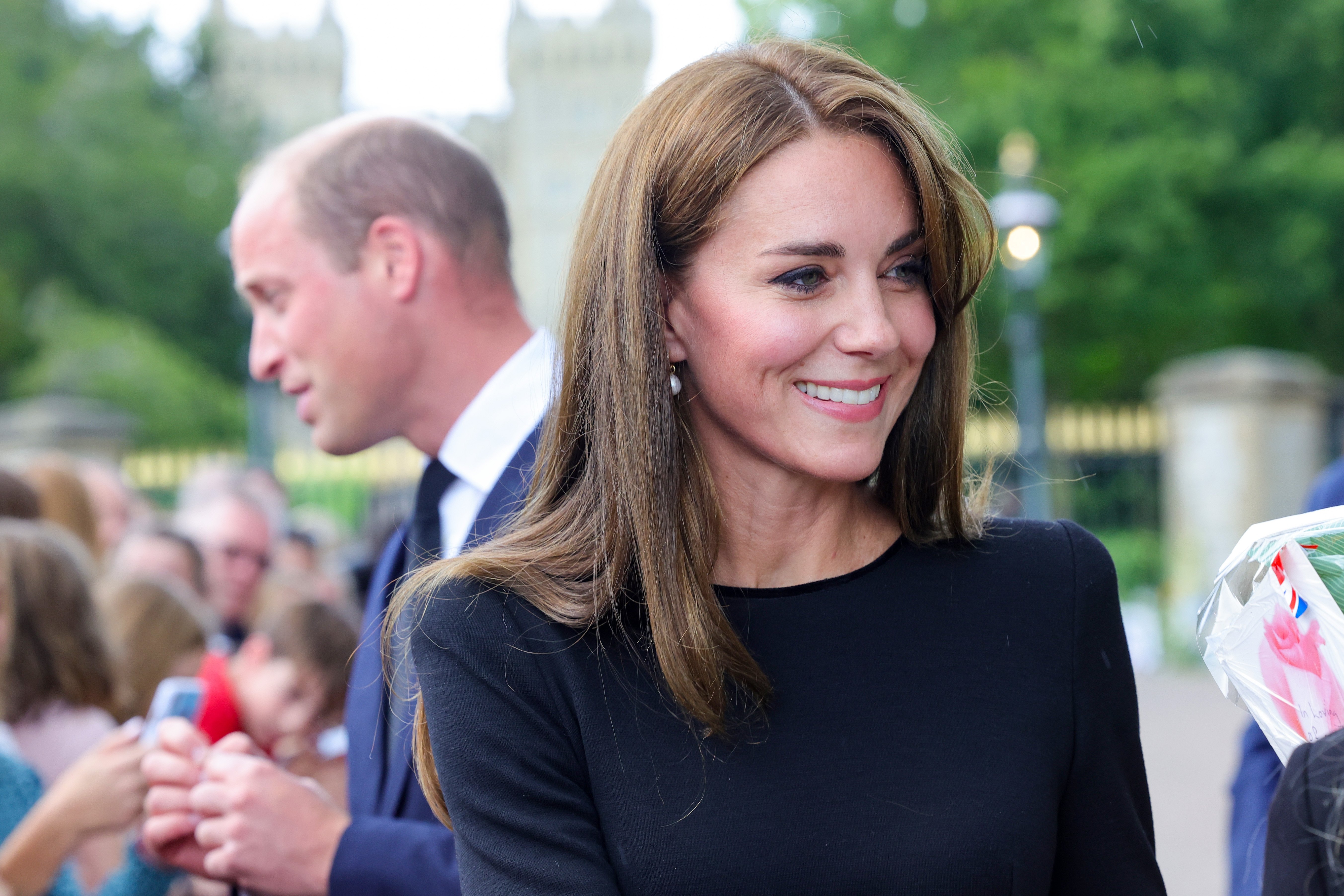 El príncipe William y Catherine hablando con miembros del público en Long Walk en el castillo de Windsor, el 10 de septiembre de 2022 en Windsor, Inglaterra. | Foto: Getty Images