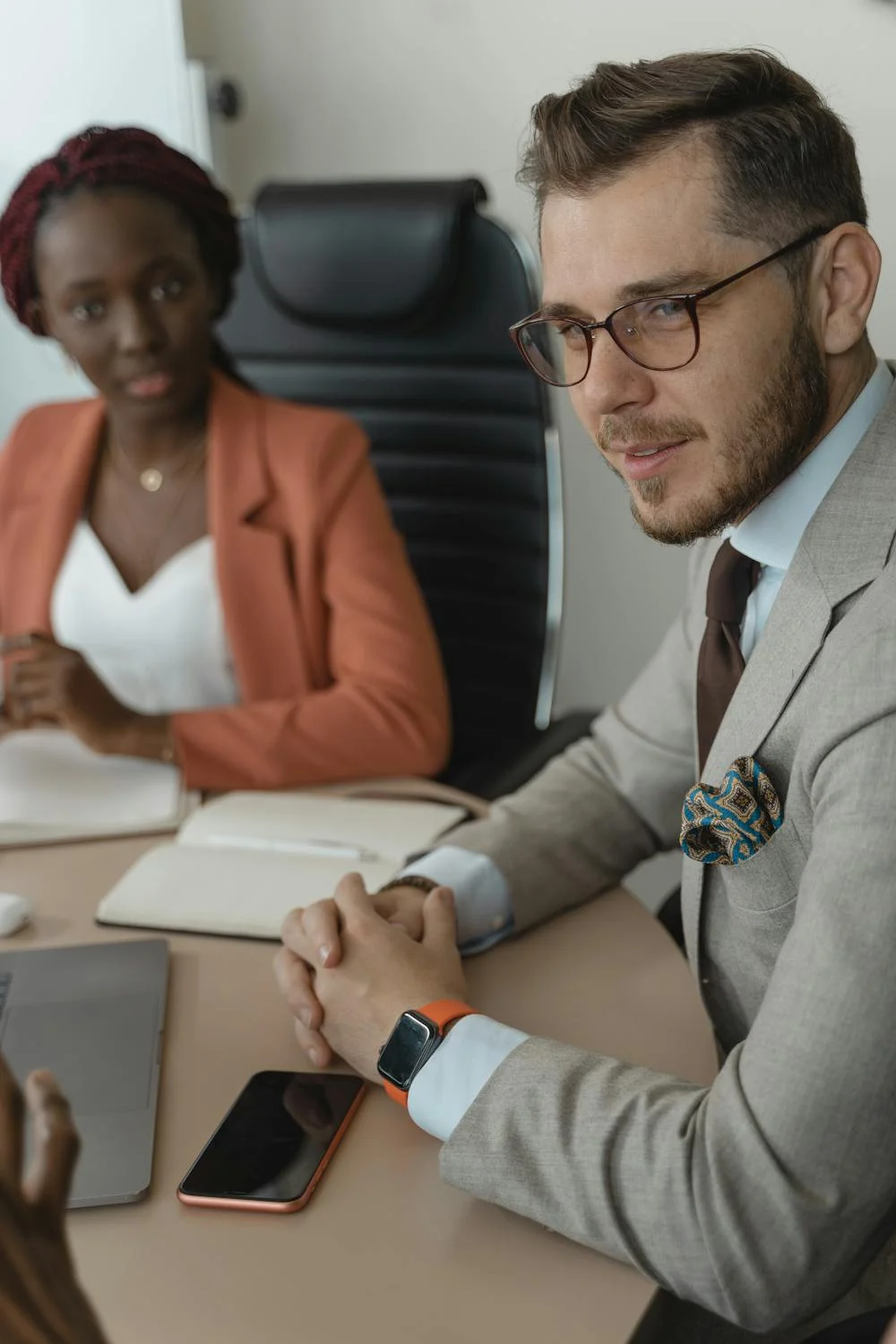 Un jefe hablando con su empleado | Fuente: Pexels