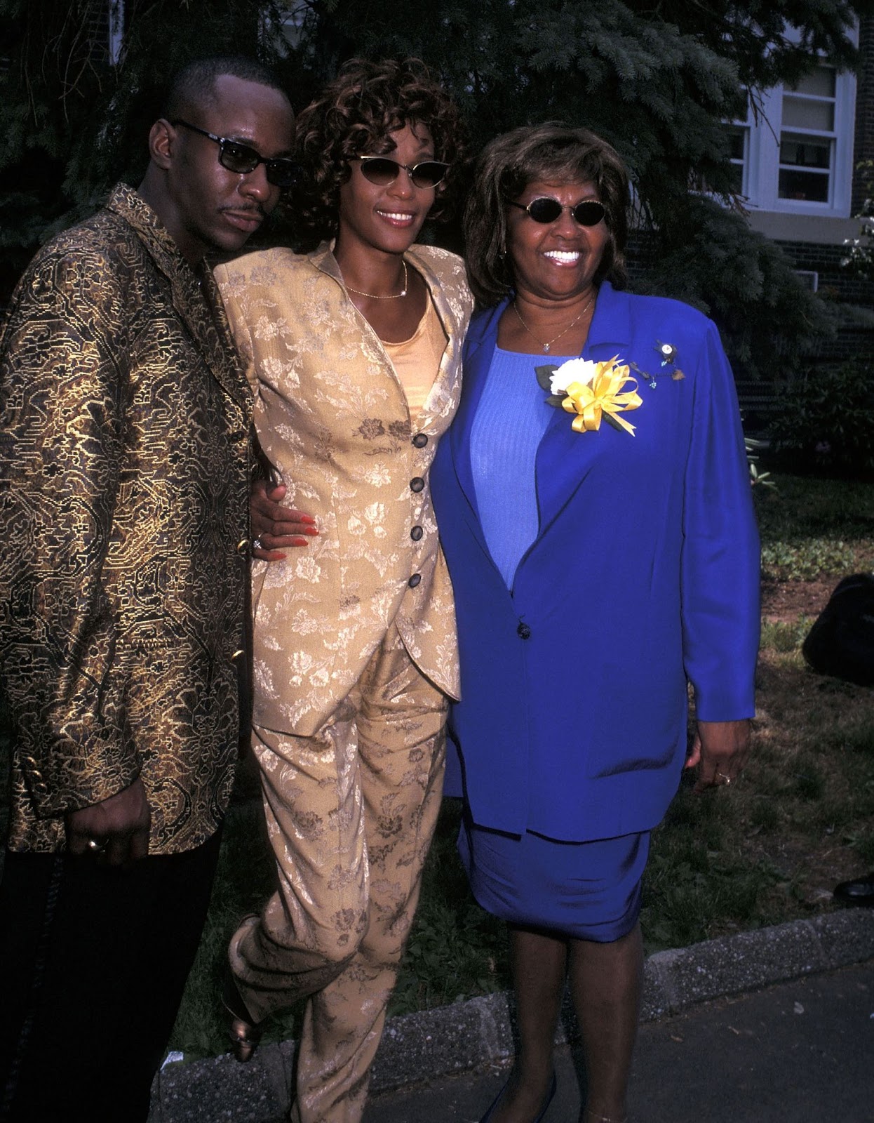 Bobby Brown, Whitney Houston y Cissy Houston en el anuncio del cambio de nombre de la Escuela Franklin, el 12 de junio de 1997, en East Orange, Nueva Jersey | Fuente: Getty Images