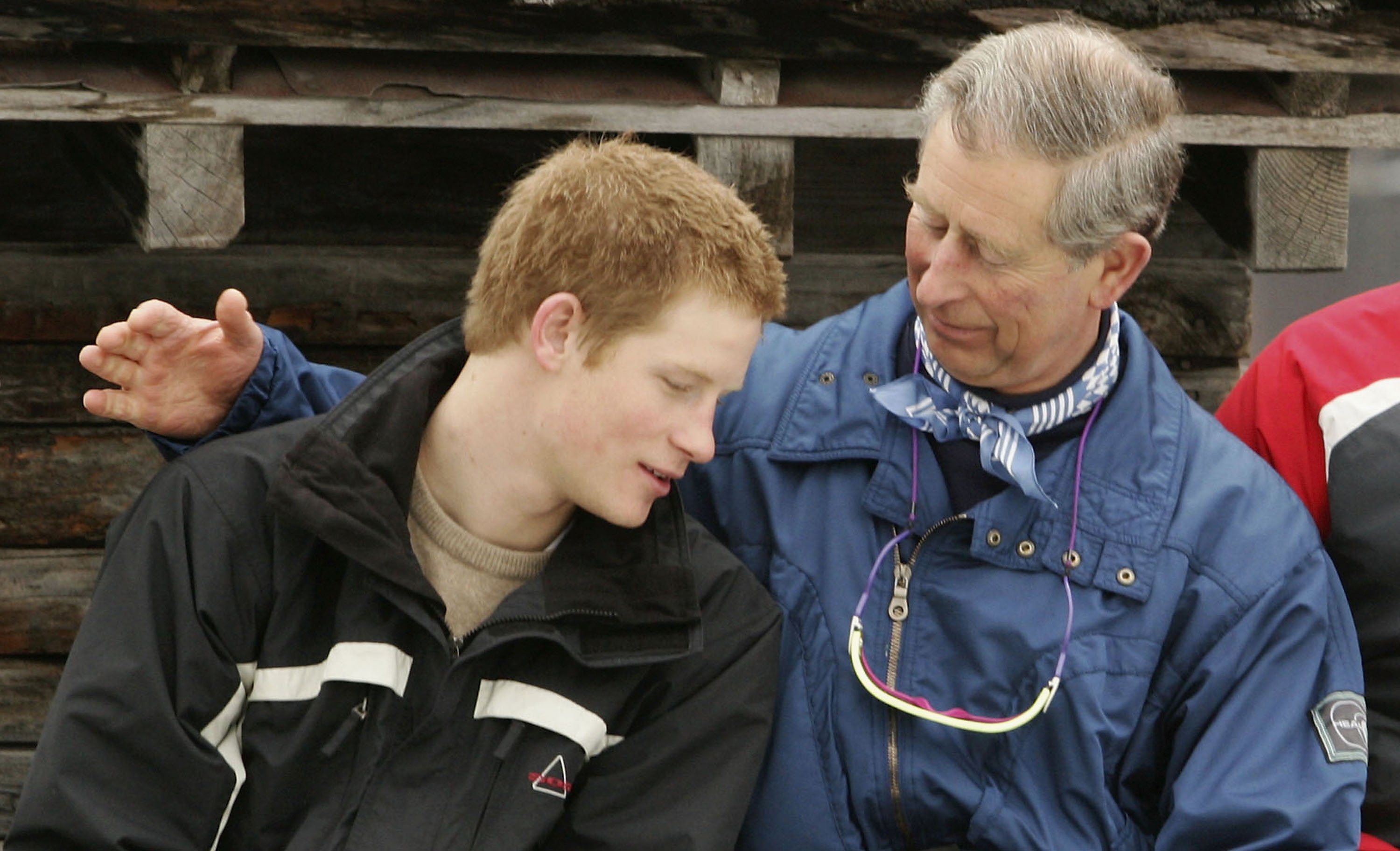 El príncipe Harry y el príncipe Charles en Suiza, en 2005. | Foto: Getty Images