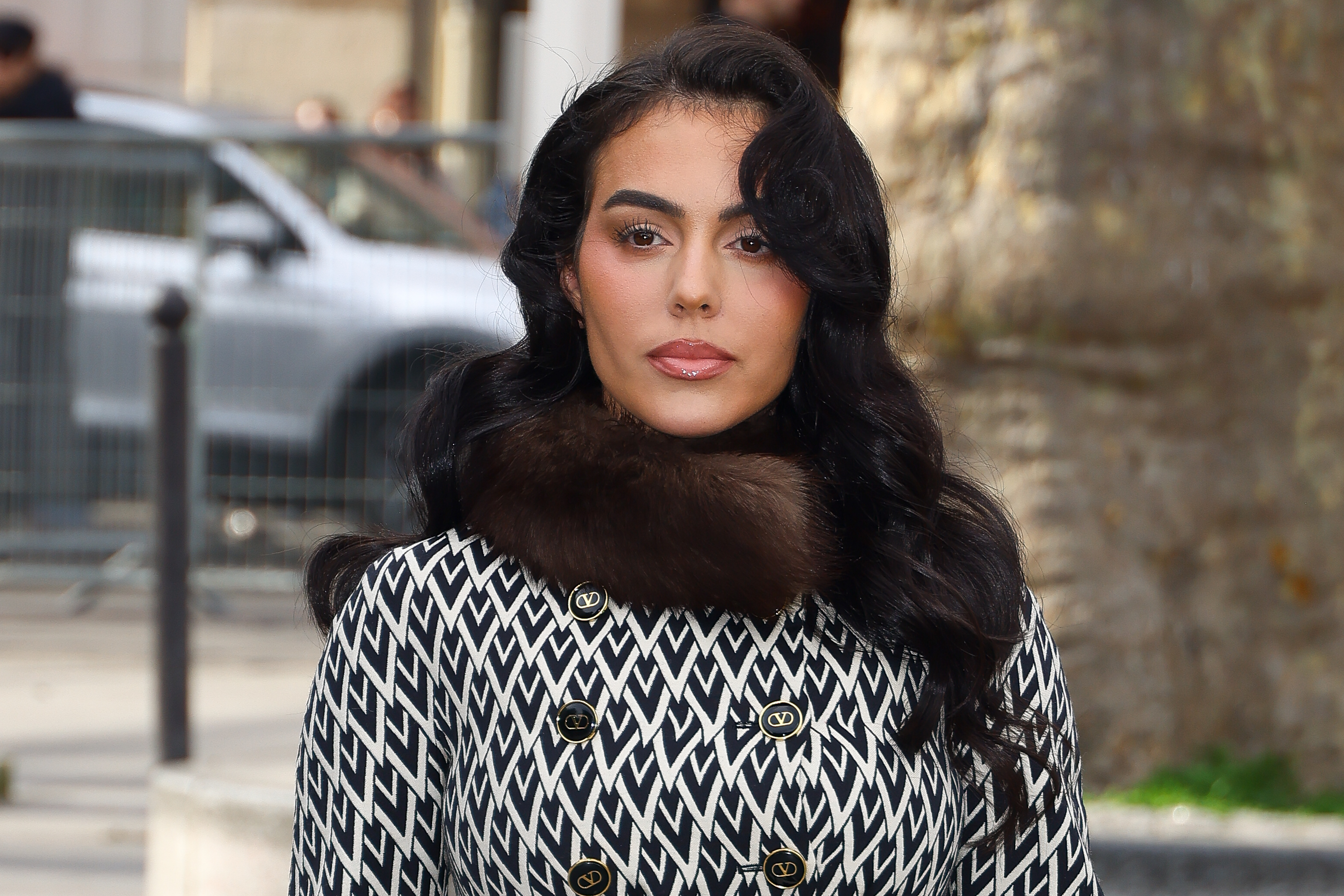 Georgina Rodriguez asiste al desfile Valentino Womenswear Otoño/Invierno 2025-2026 como parte de la Semana de la Moda de París en el Institut du Monde Arabe el 09 de marzo de 2025 en París, Francia | Fuente: Getty Images