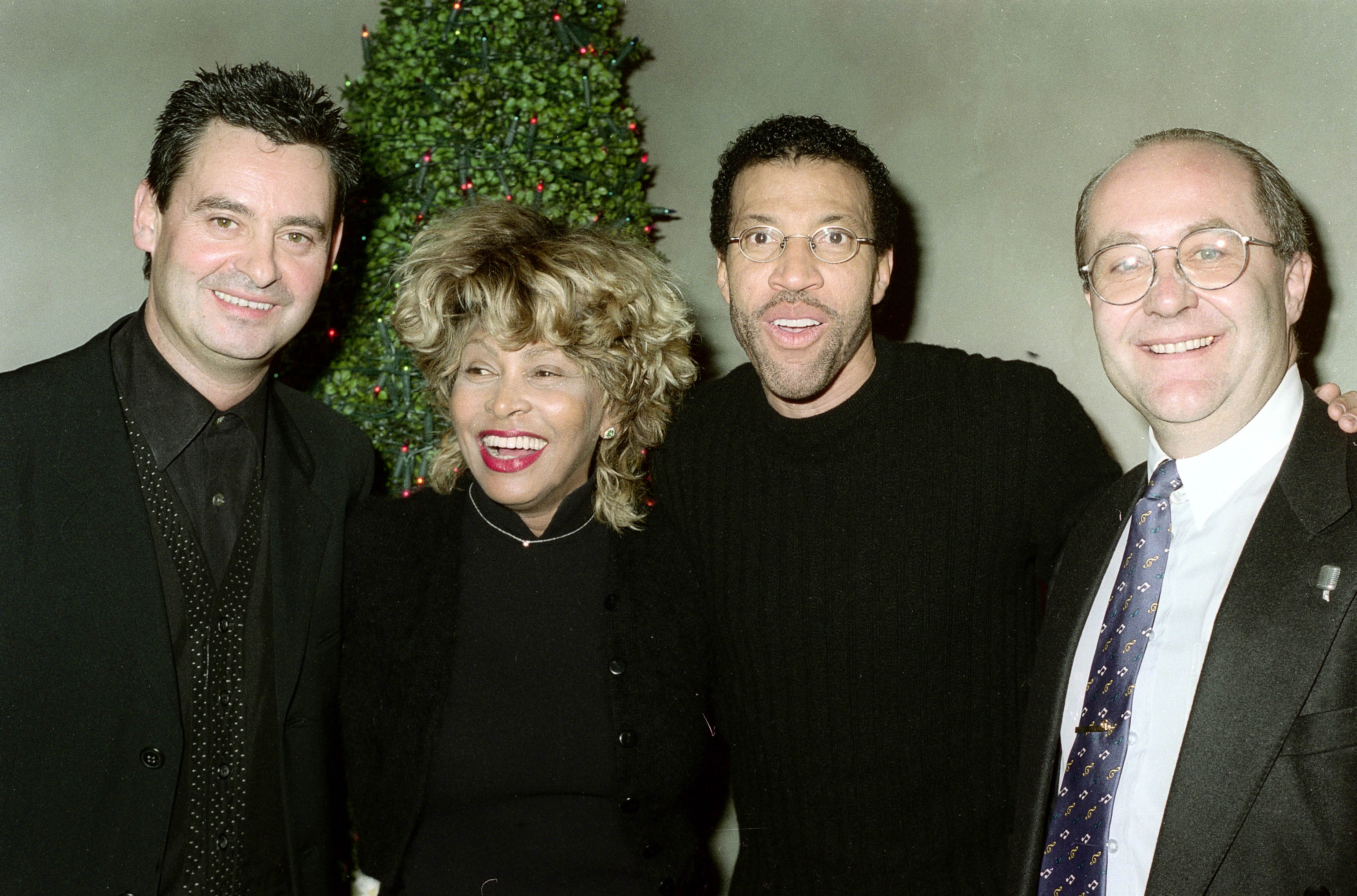 Erwin Bach, Tina Turner, Lionel Richie y Elias Fröhlich, el 28 de noviembre de 1998. | Foto: Getty Images