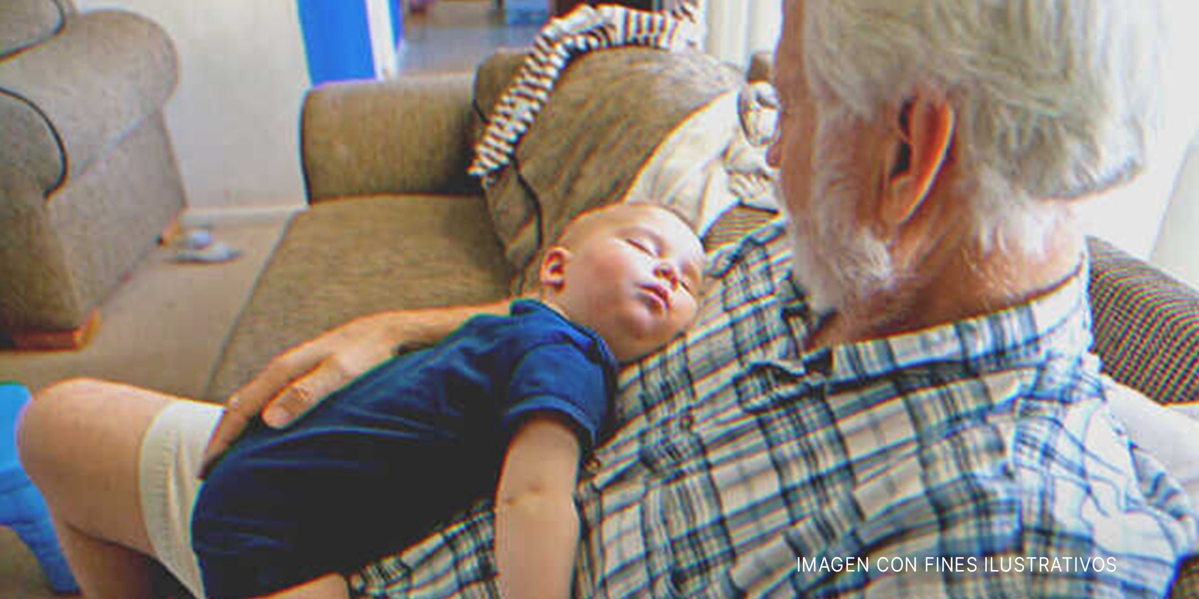 Bebé duerme en los brazos de un anciano | Foto: Shutterstock