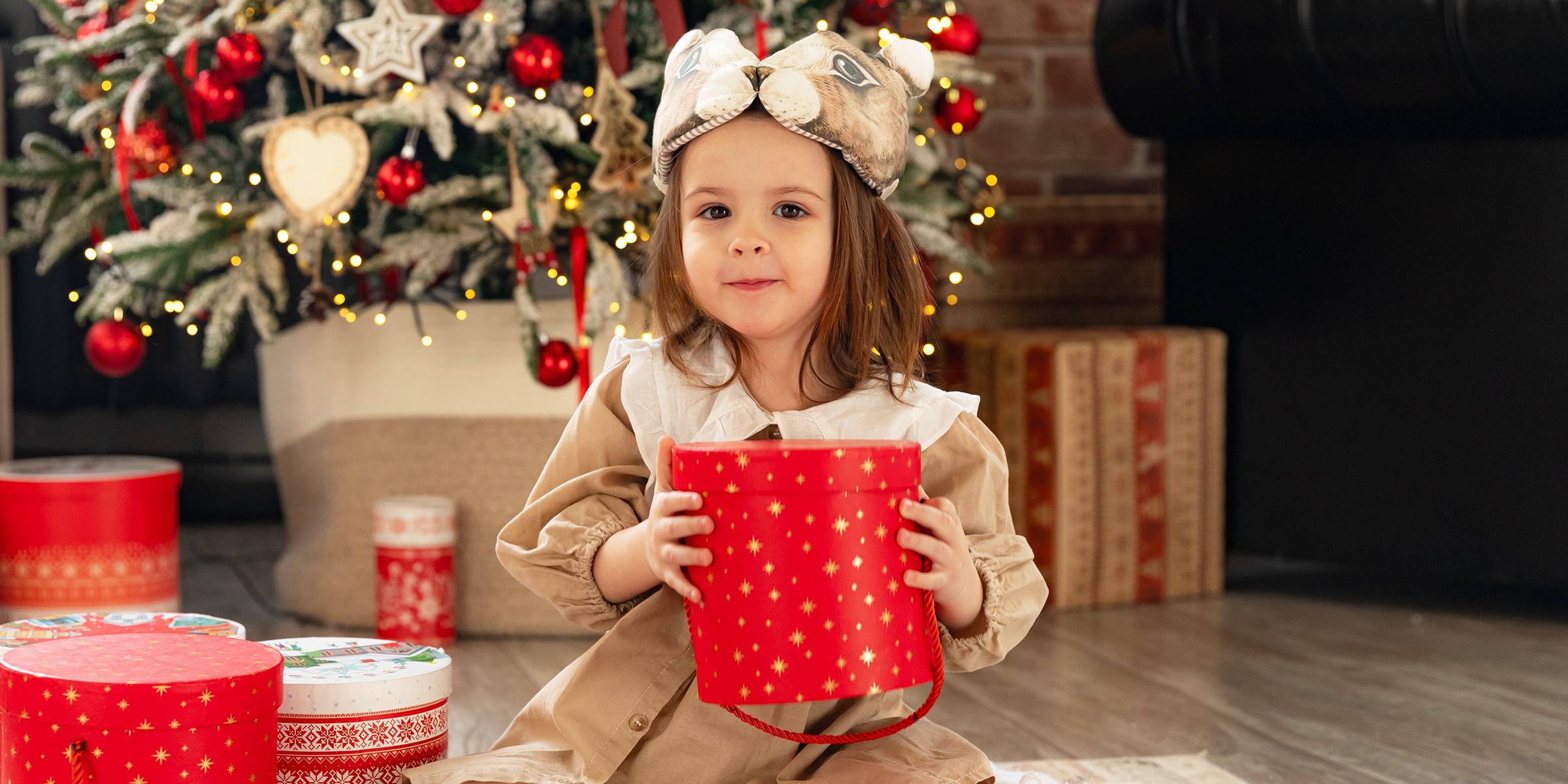 Una niña con sus regalos de Navidad | Fuente: Shutterstock