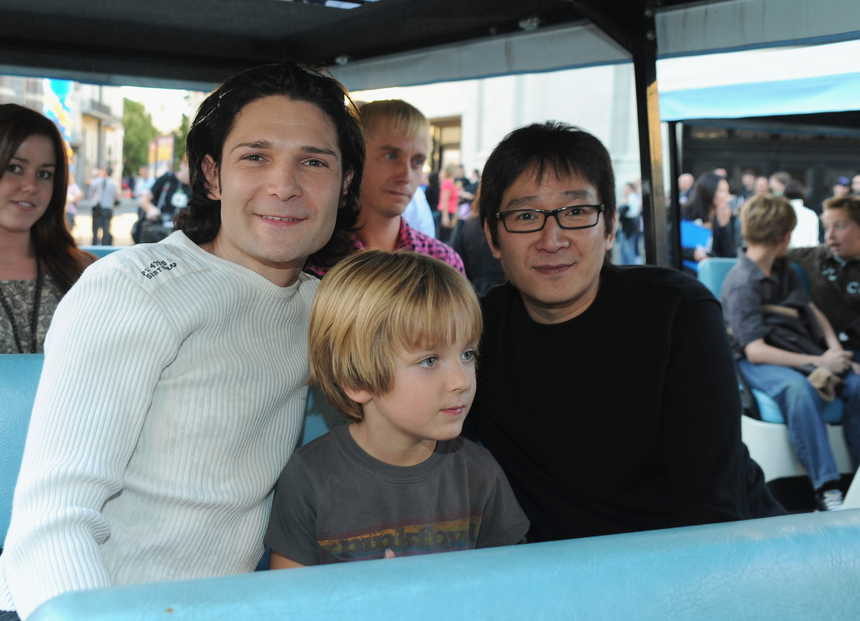 Corey Feldman, Zen Scott Feldman y Ke Huy Quan en la celebración del 25 aniversario de "Los Goonies" de Warner Bros. el 27 de octubre de 2010 en Burbank, California. | Fuente: Getty Images