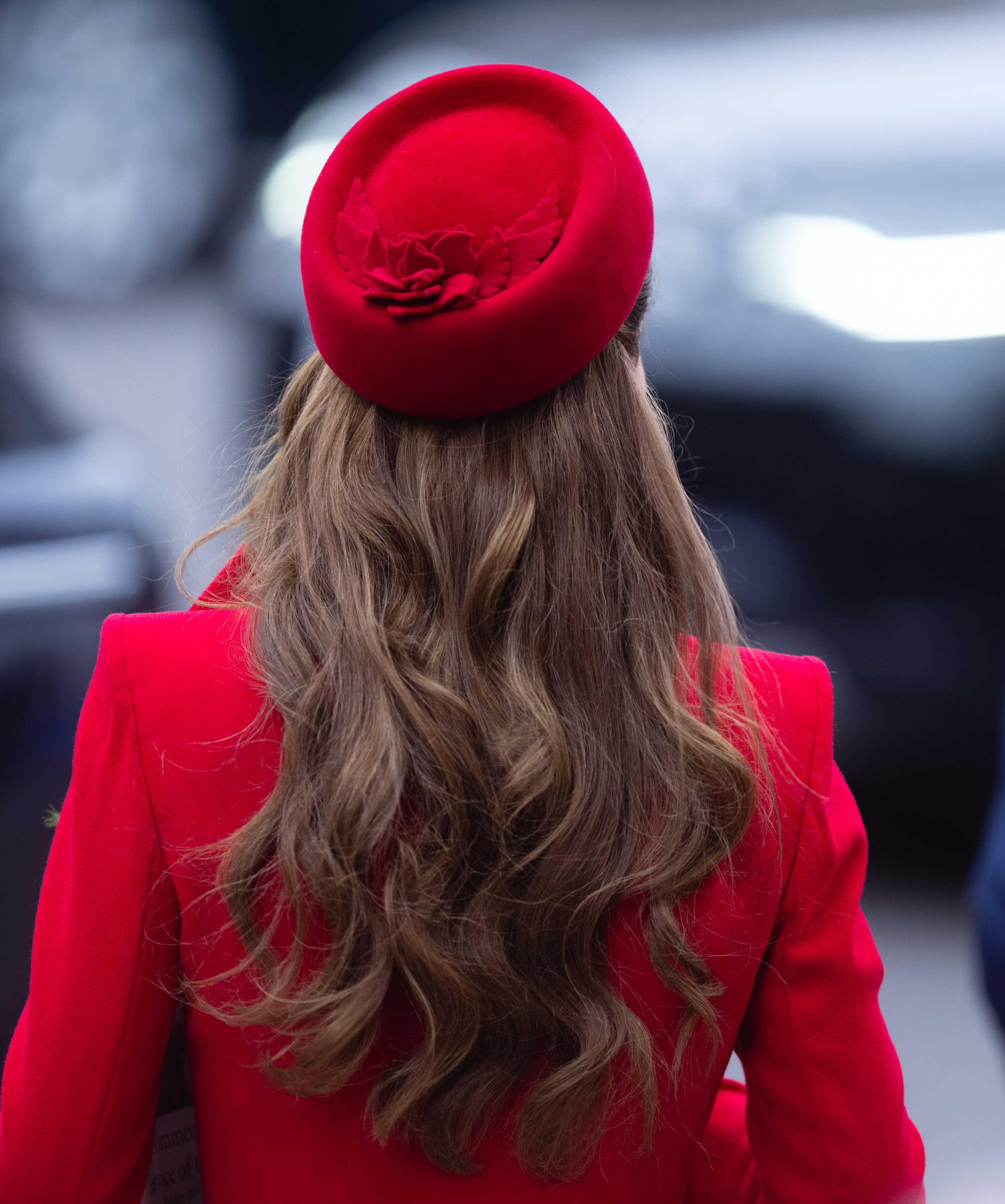 Un plano posterior del vestido rojo de la princesa Catherine y su sombrero a juego durante su asistencia a la celebración del Día de la Commonwealth en la Abadía de Westminster | Fuente: Getty Images