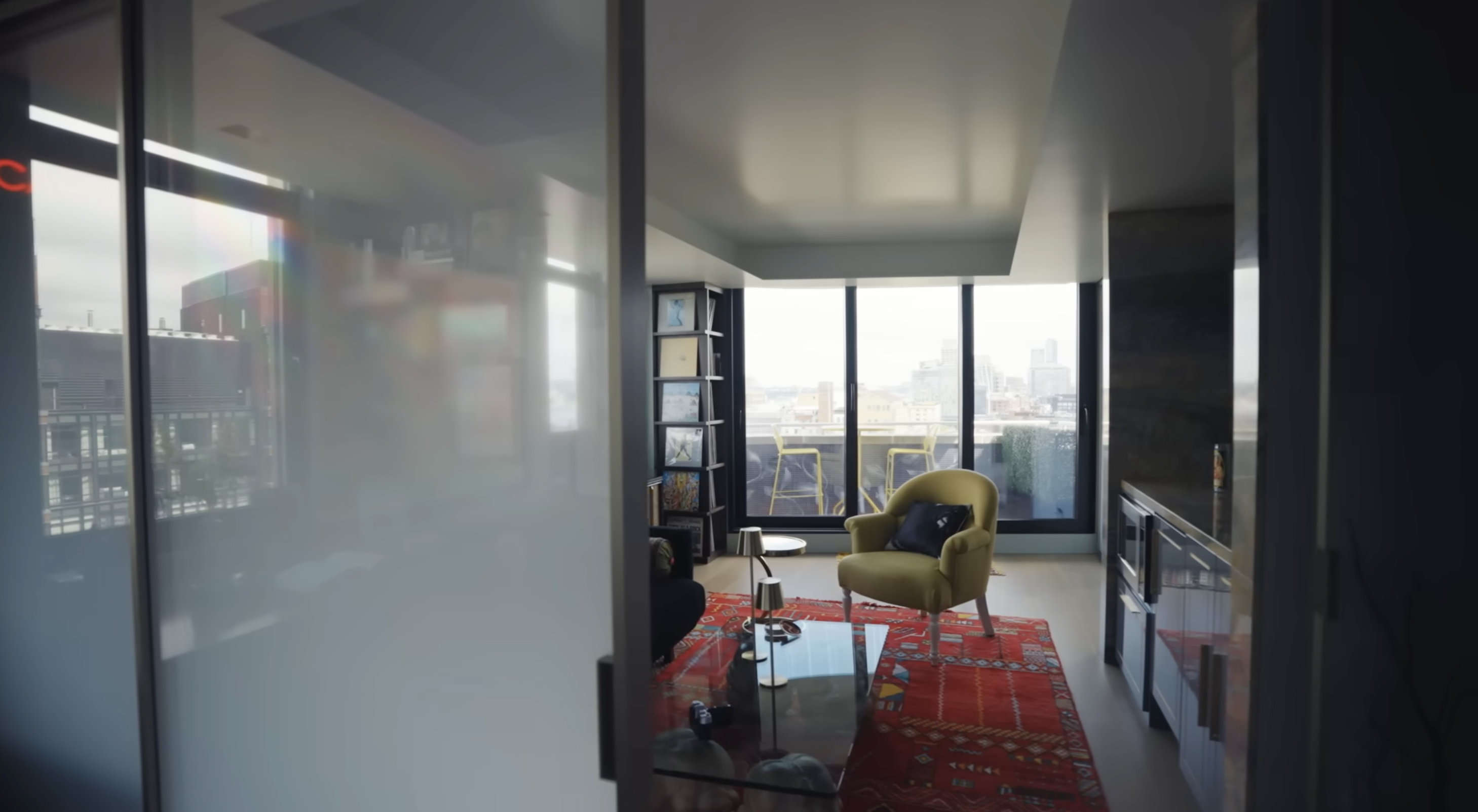 Otra zona de estar en el piso inferior del apartamento de Christopher Meloni | Fuente: YouTube/Architectural Digest