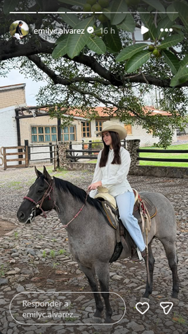Emily Cinnamon Álvarez luciendo un look de vaquera durante su fin de semana en el campo | Fuente: Instagram Stories/emilyc.alvarez