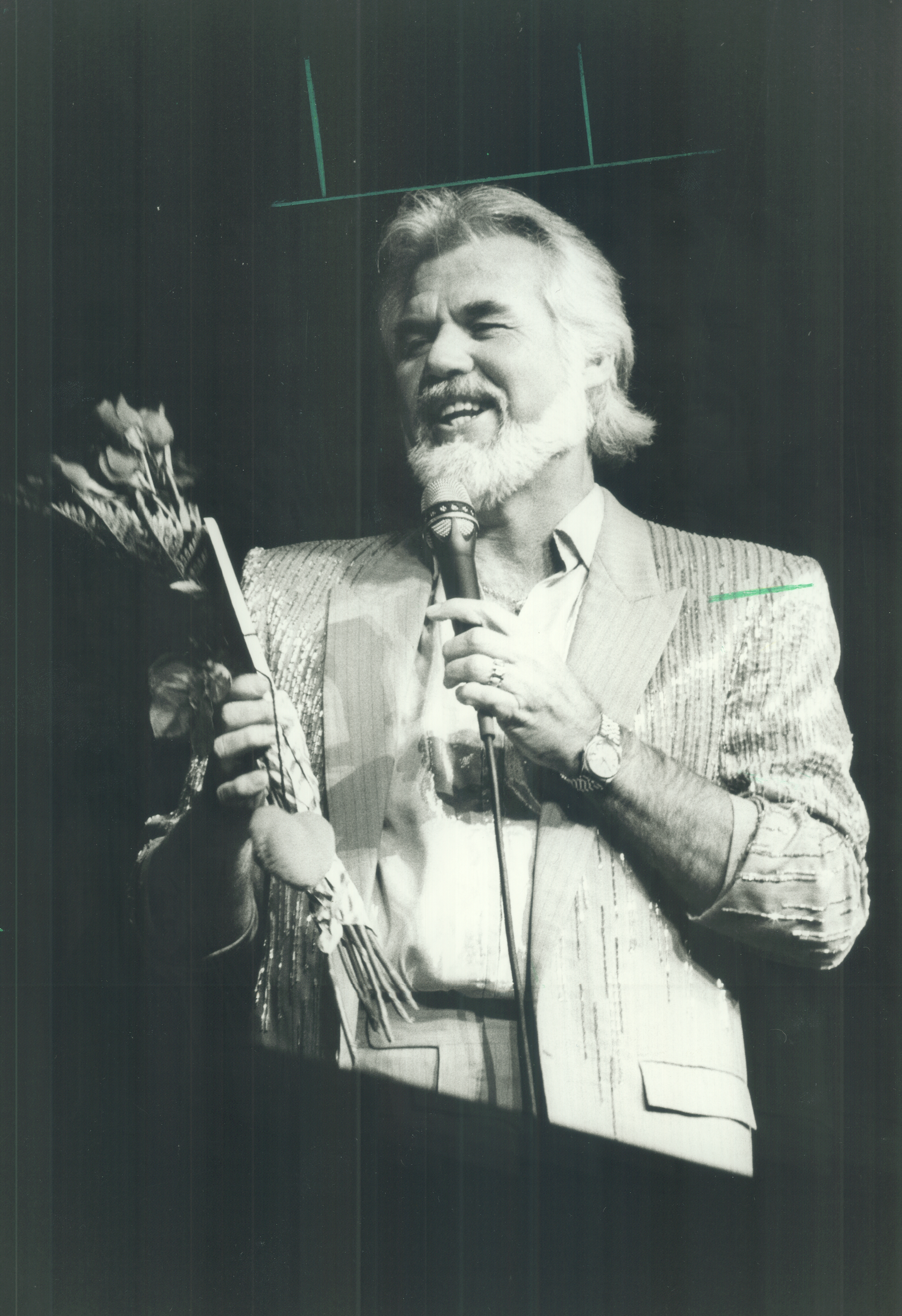 El músico en la Tribuna de la Exposición Nacional Canadiense cantando las canciones que le gustan el 22 de agosto de 1985 | Foto: Getty Images