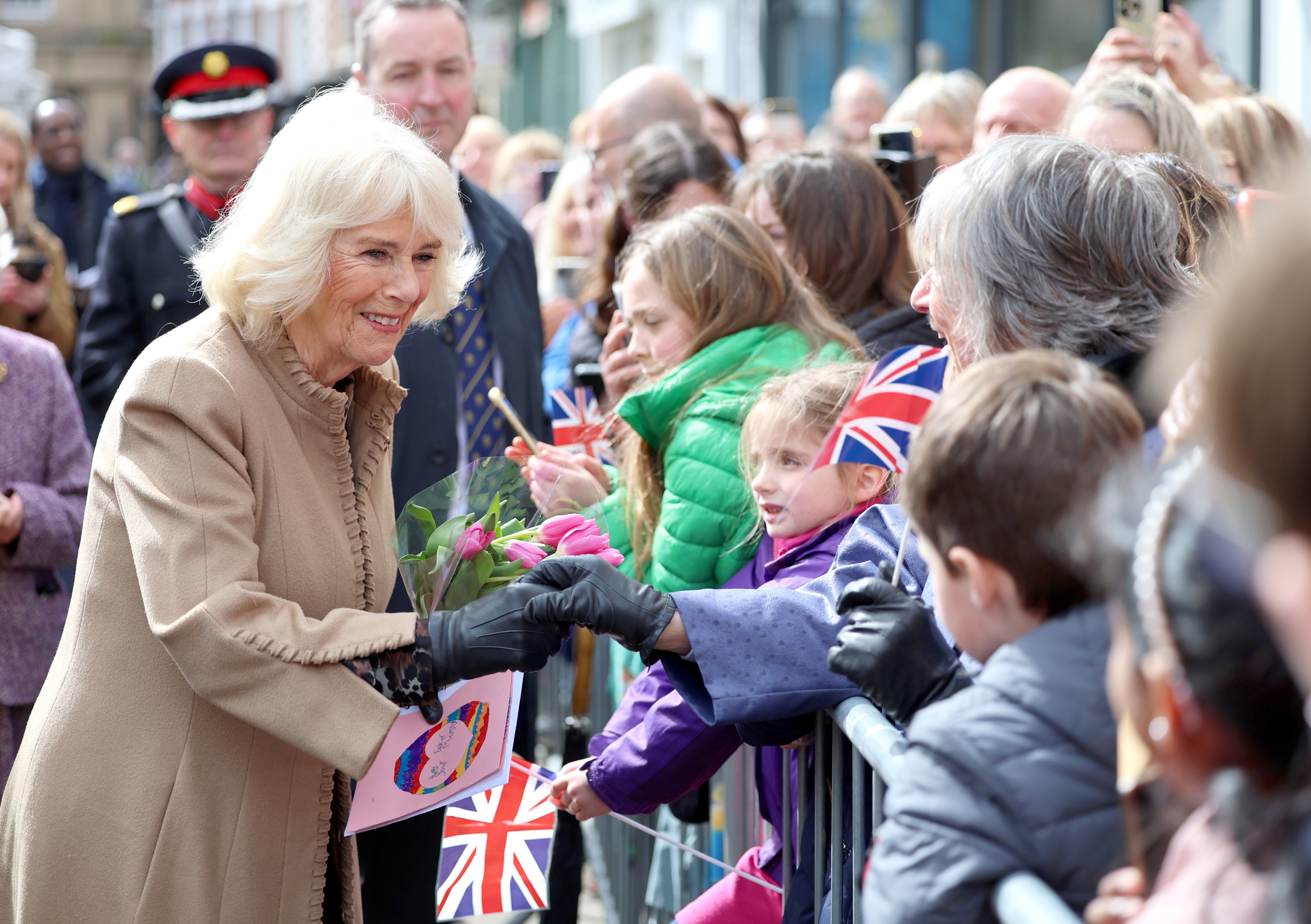 La reina Camilla durante su visita al Farmers' Market el 27 de marzo de 2024 en Shrewsbury, Inglaterra | Foto: Getty Images