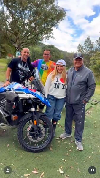 Roberta Ayala junto a sus instructores en la zona de práctica de motocross | Fuente: Instagram/alexisayala