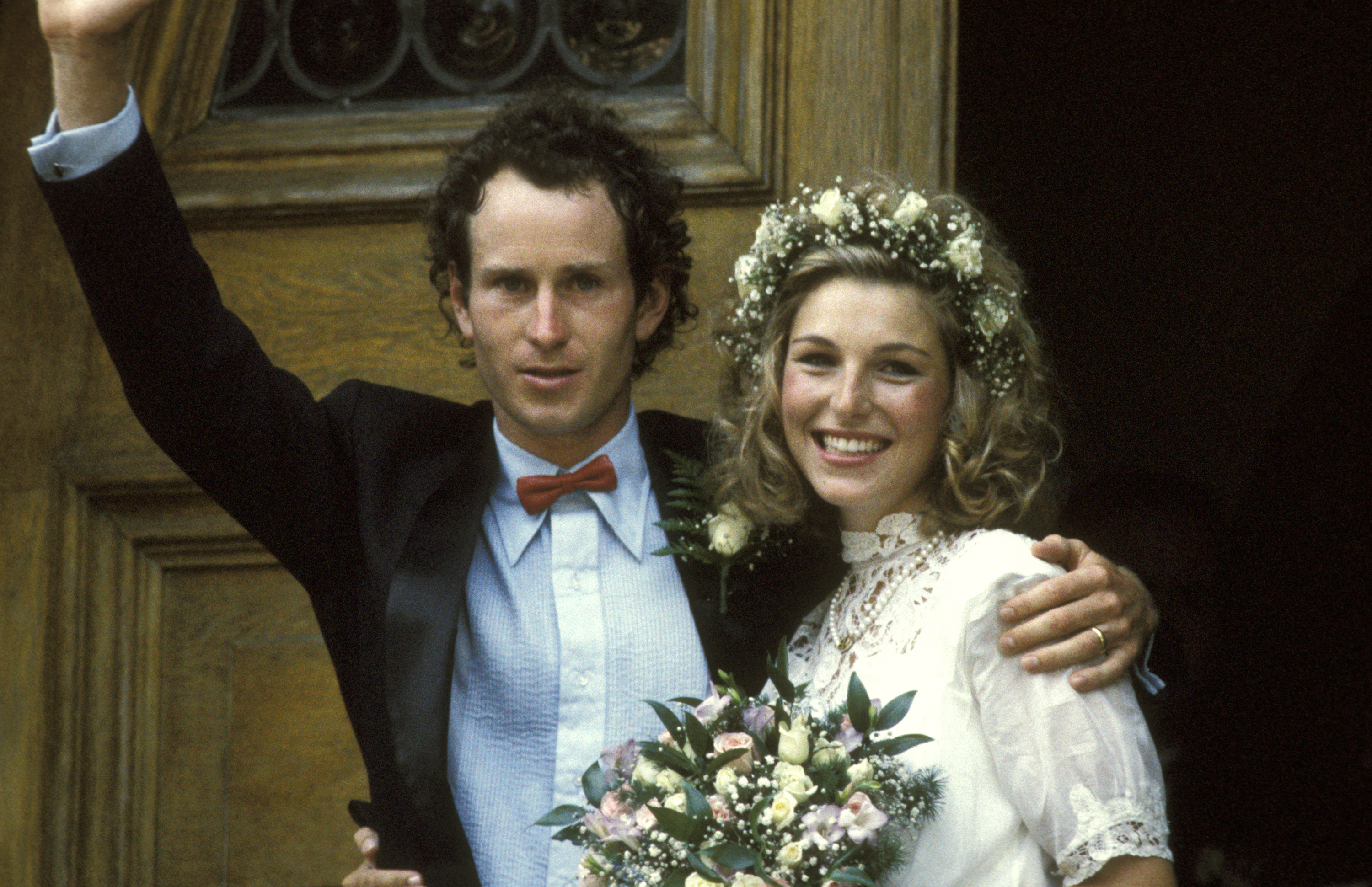 John McEnroe y su esposa en su boda el 1 de agosto de 1986 | Fuente: Getty Images
