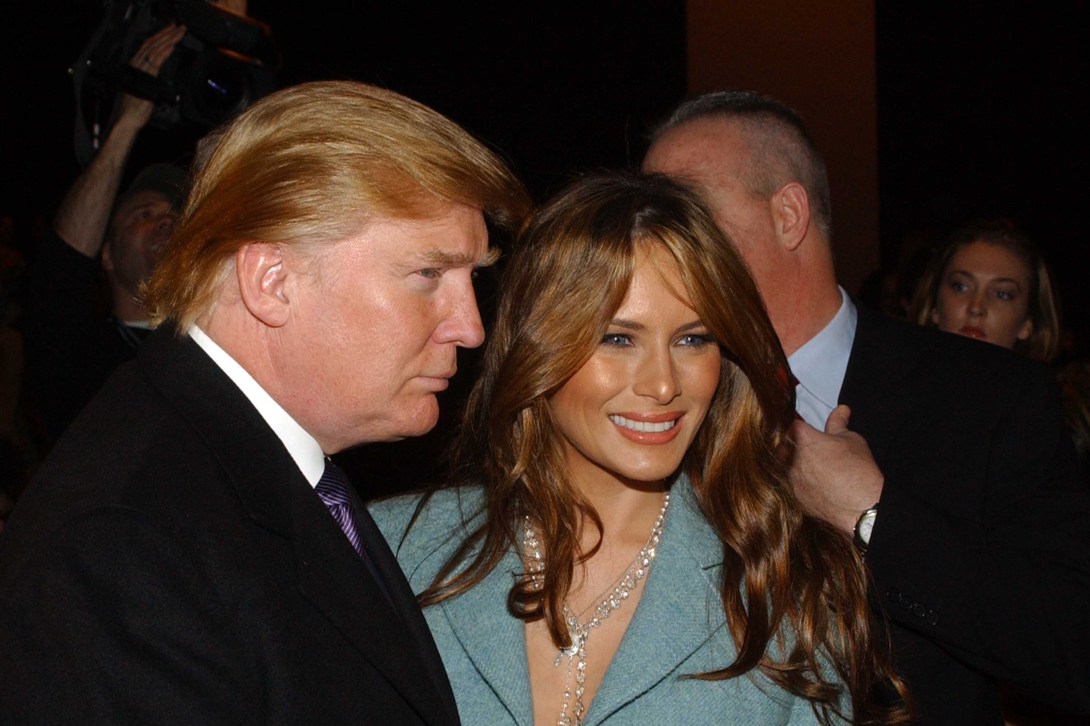En 2005, el pelo de Donald Trump ya había adquirido un tono rubio dorado muy marcado, cuando asistió al desfile de otoño de Michael Kors junto a Melania Trump en Nueva York el 9 de febrero.