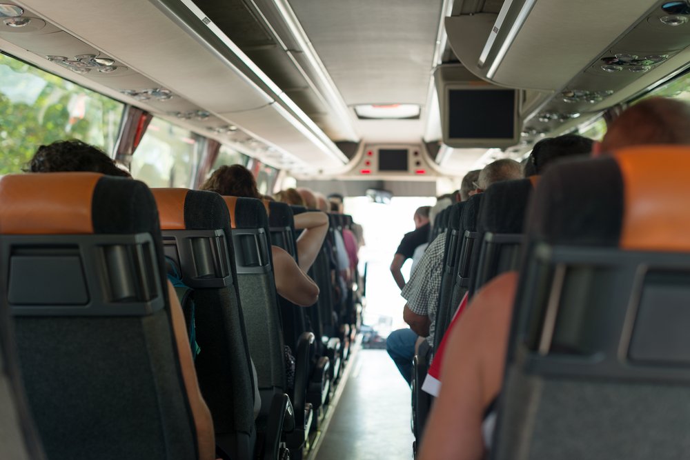 Pasajeros viajando en el interior de un autobús. | foto: Shutterstock.